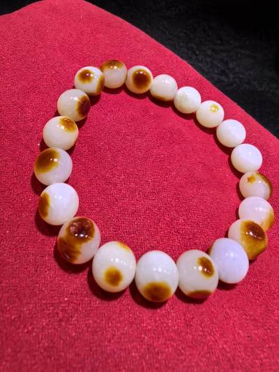 收藏级新疆和田籽料玛丽艳枣红皮手串佛珠男女款，原皮原色，高油高细，玛丽艳红皮的和田籽料，其皮色特点鲜明，常令人惊艳。这种被誉为老河道料的美玉，其色泽鲜艳饱满，宛如晚霞中的一抹红云，引人驻足欣赏。同时，其皮色与玉质紧密结合，相互映衬，更显独特魅力。个别珠微结构，不归圆，尺寸:1.0cm男女均可佩戴。克重:30g