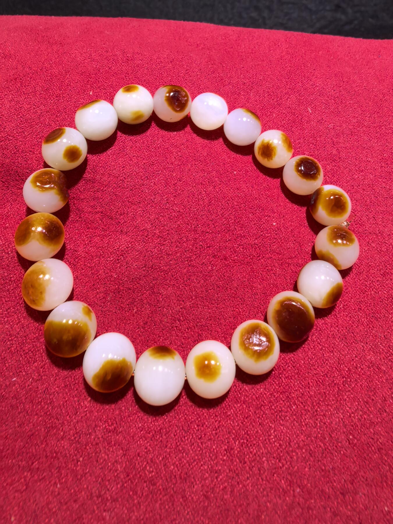 收藏级新疆和田籽料玛丽艳枣红皮手串佛珠男女款，原皮原色，高油高细，玛丽艳红皮的和田籽料，其皮色特点鲜明，常令人惊艳。这种被誉为老河道料的美玉，其色泽鲜艳饱满，宛如晚霞中的一抹红云，引人驻足欣赏。同时，其皮色与玉质紧密结合，相互映衬，更显独特魅力。个别珠微结构，不归圆，尺寸:1.0cm男女均可佩戴。克重:30g