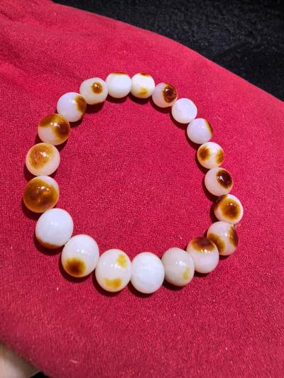 收藏级新疆和田籽料玛丽艳枣红皮手串佛珠男女款，原皮原色，高油高细，玛丽艳红皮的和田籽料，其皮色特点鲜明，常令人惊艳。这种被誉为老河道料的美玉，其色泽鲜艳饱满，宛如晚霞中的一抹红云，引人驻足欣赏。同时，其皮色与玉质紧密结合，相互映衬，更显独特魅力。个别珠微结构，不归圆，尺寸:1.0cm男女均可佩戴。克重:30g