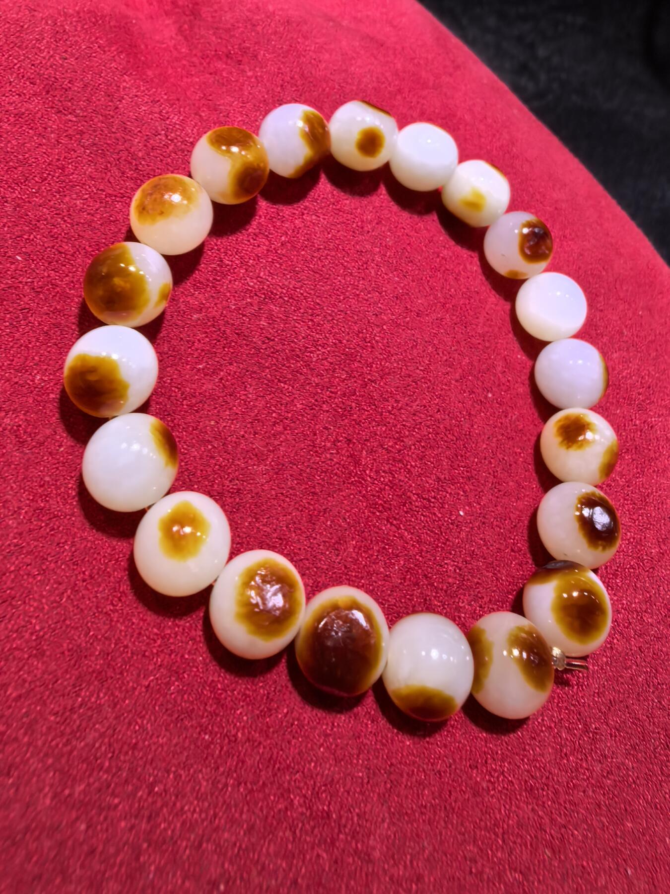 收藏级新疆和田籽料玛丽艳枣红皮手串佛珠男女款，原皮原色，高油高细，玛丽艳红皮的和田籽料，其皮色特点鲜明，常令人惊艳。这种被誉为老河道料的美玉，其色泽鲜艳饱满，宛如晚霞中的一抹红云，引人驻足欣赏。同时，其皮色与玉质紧密结合，相互映衬，更显独特魅力。个别珠微结构，不归圆，尺寸:1.0cm男女均可佩戴。克重:30g