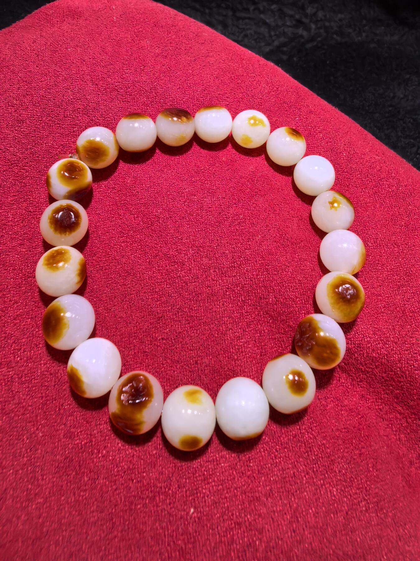 收藏级新疆和田籽料玛丽艳枣红皮手串佛珠男女款，原皮原色，高油高细，玛丽艳红皮的和田籽料，其皮色特点鲜明，常令人惊艳。这种被誉为老河道料的美玉，其色泽鲜艳饱满，宛如晚霞中的一抹红云，引人驻足欣赏。同时，其皮色与玉质紧密结合，相互映衬，更显独特魅力。个别珠微结构，不归圆，尺寸:1.0cm男女均可佩戴。克重:30g