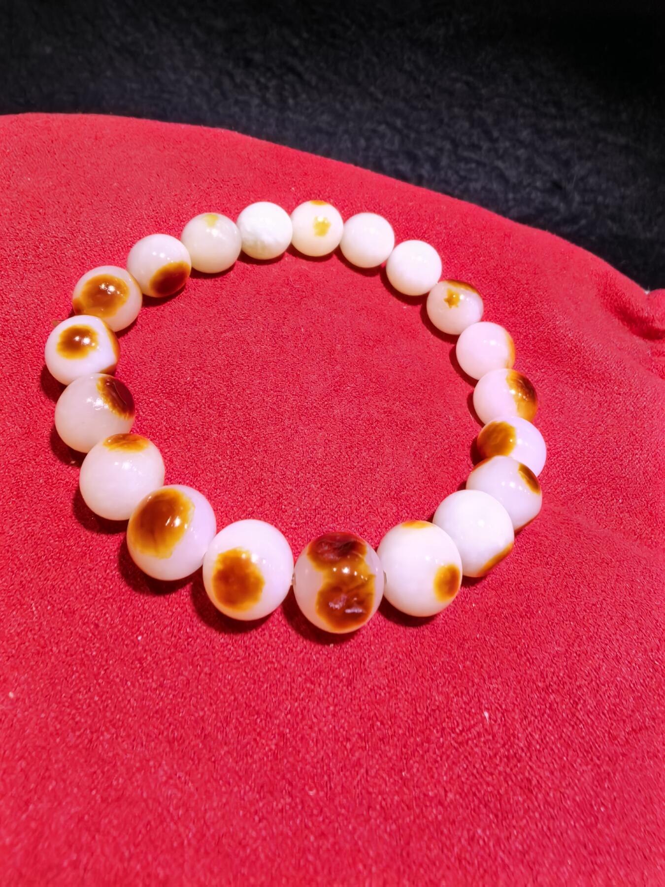 收藏级新疆和田籽料玛丽艳枣红皮手串佛珠男女款，原皮原色，高油高细，玛丽艳红皮的和田籽料，其皮色特点鲜明，常令人惊艳。这种被誉为老河道料的美玉，其色泽鲜艳饱满，宛如晚霞中的一抹红云，引人驻足欣赏。同时，其皮色与玉质紧密结合，相互映衬，更显独特魅力。个别珠微结构，不归圆，尺寸:1.0cm男女均可佩戴。克重:30g