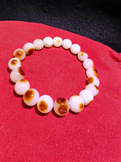 收藏级新疆和田籽料玛丽艳枣红皮手串佛珠男女款，原皮原色，高油高细，玛丽艳红皮的和田籽料，其皮色特点鲜明，常令人惊艳。这种被誉为老河道料的美玉，其色泽鲜艳饱满，宛如晚霞中的一抹红云，引人驻足欣赏。同时，其皮色与玉质紧密结合，相互映衬，更显独特魅力。个别珠微结构，不归圆，尺寸:1.0cm男女均可佩戴。克重:30g