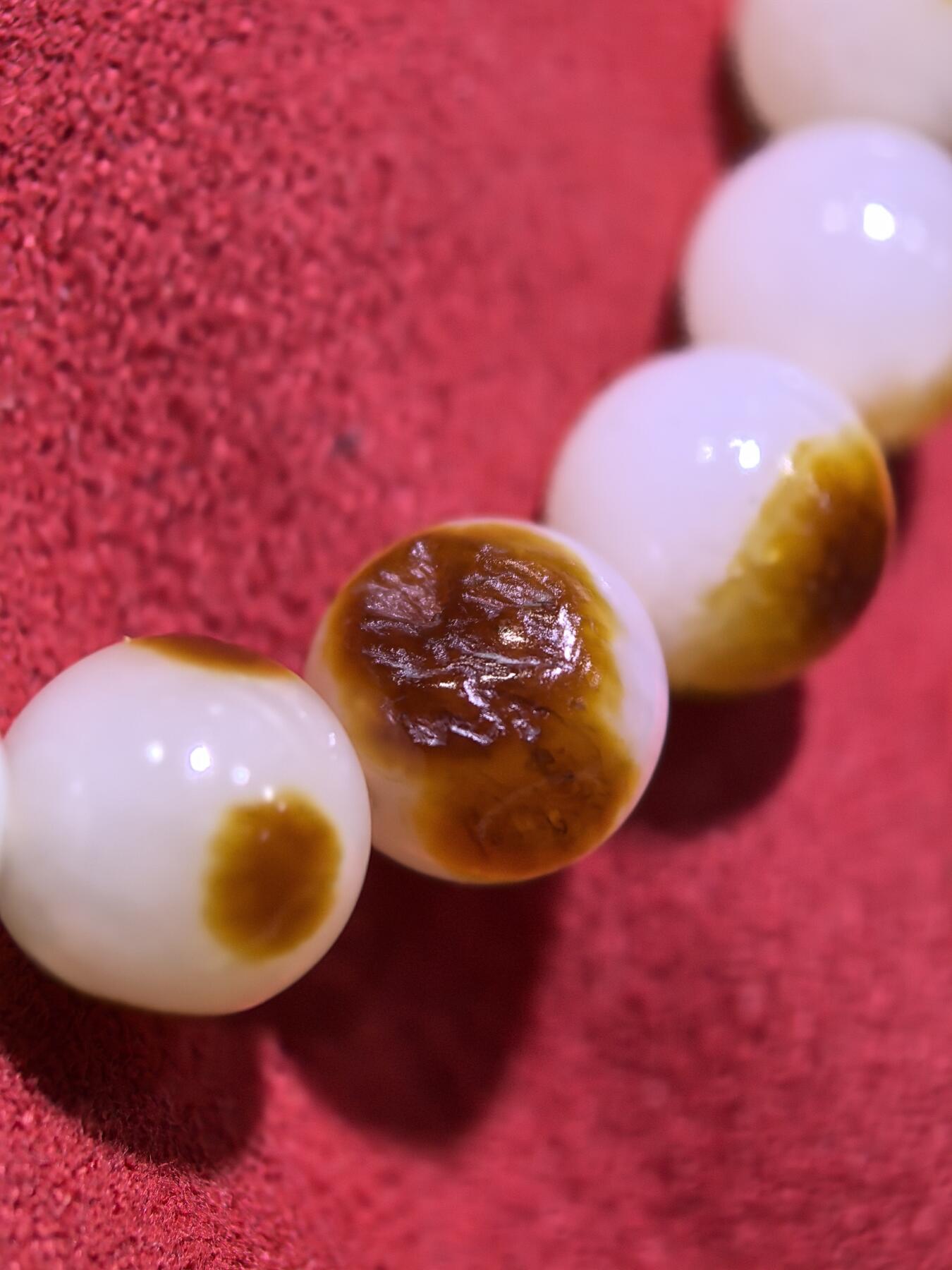 收藏级新疆和田籽料玛丽艳枣红皮手串佛珠男女款，原皮原色，高油高细，玛丽艳红皮的和田籽料，其皮色特点鲜明，常令人惊艳。这种被誉为老河道料的美玉，其色泽鲜艳饱满，宛如晚霞中的一抹红云，引人驻足欣赏。同时，其皮色与玉质紧密结合，相互映衬，更显独特魅力。个别珠微结构，不归圆，尺寸:1.0cm男女均可佩戴。克重:30g