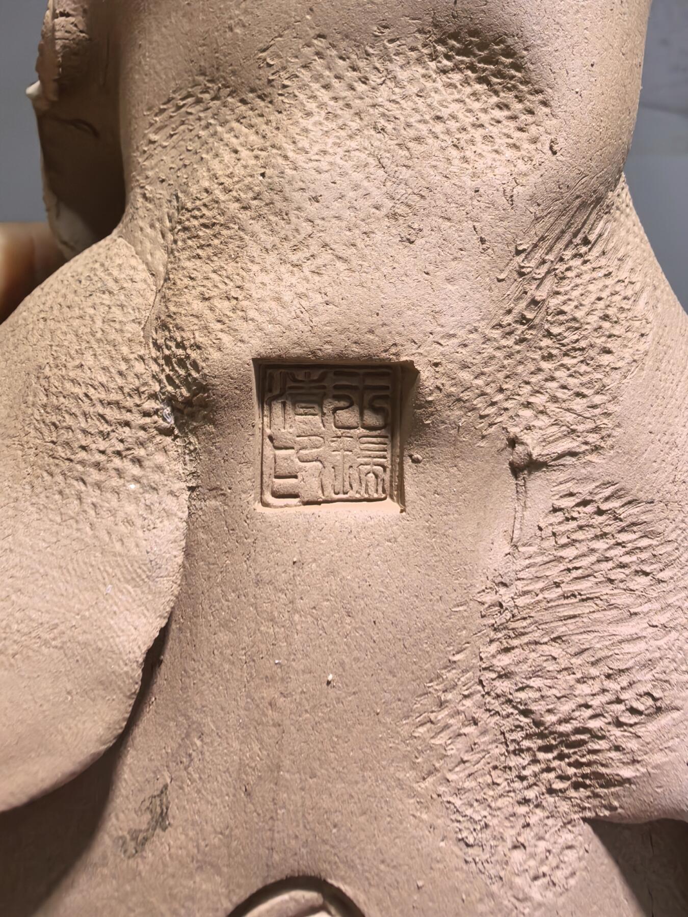 北京宋庄王瑞清大师纯手工创作紫砂福娃摆件，工艺精湛，喜庆活泼，福气常伴。
高34cm*16cm*8cm