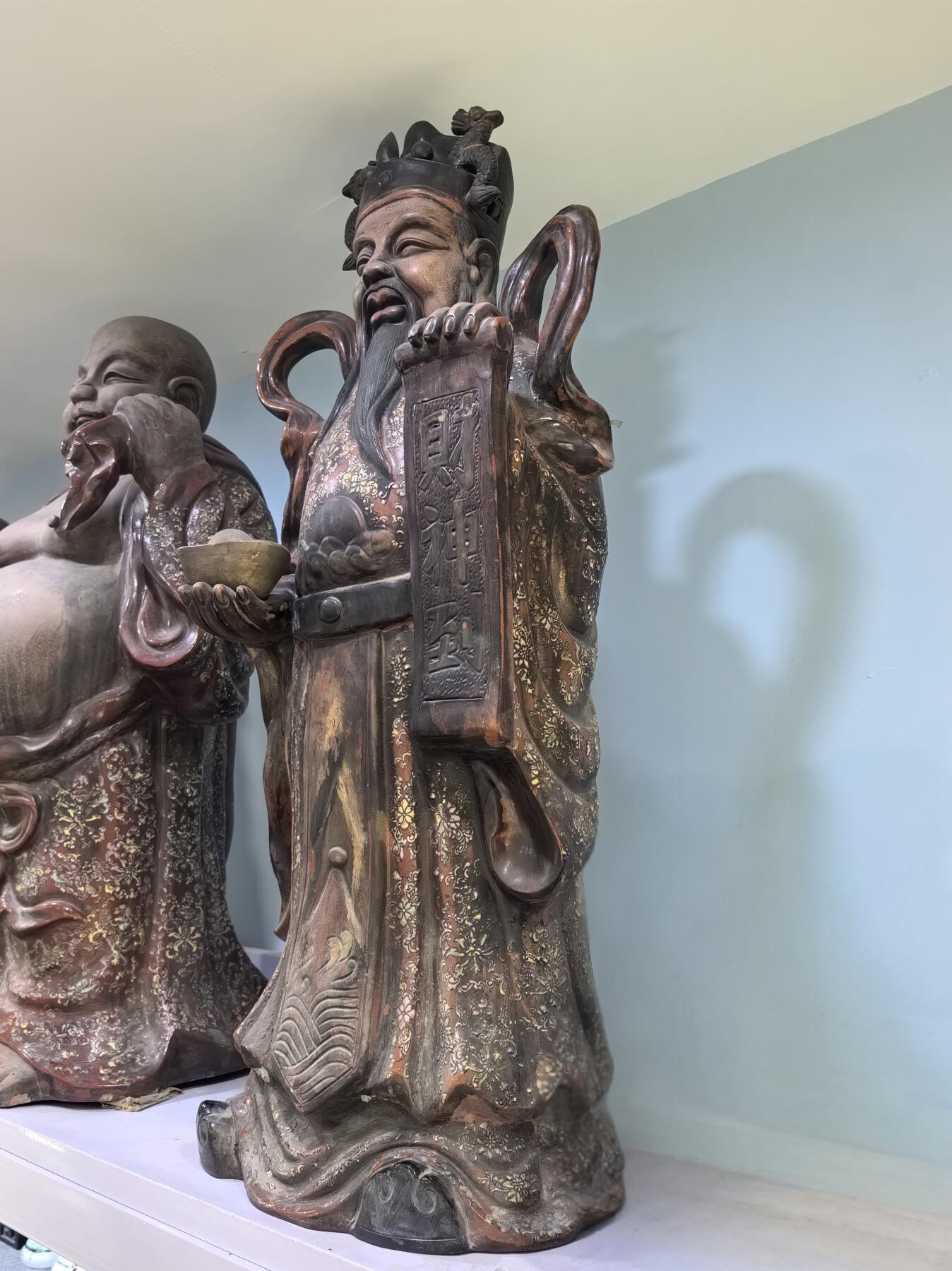 创汇时期，紫砂加彩财神爷摆件，财神爷执掌五方财源，八面聚宝，凡门楣有之，必家宅兴旺。‌高约90cm宽约37cm