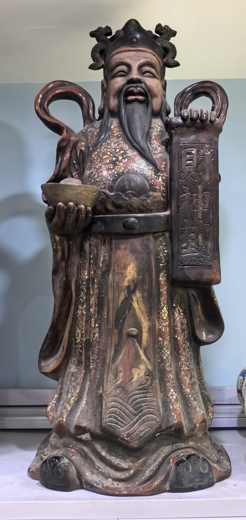 创汇时期，紫砂加彩财神爷摆件，财神爷执掌五方财源，八面聚宝，凡门楣有之，必家宅兴旺。‌高约90cm宽约37cm