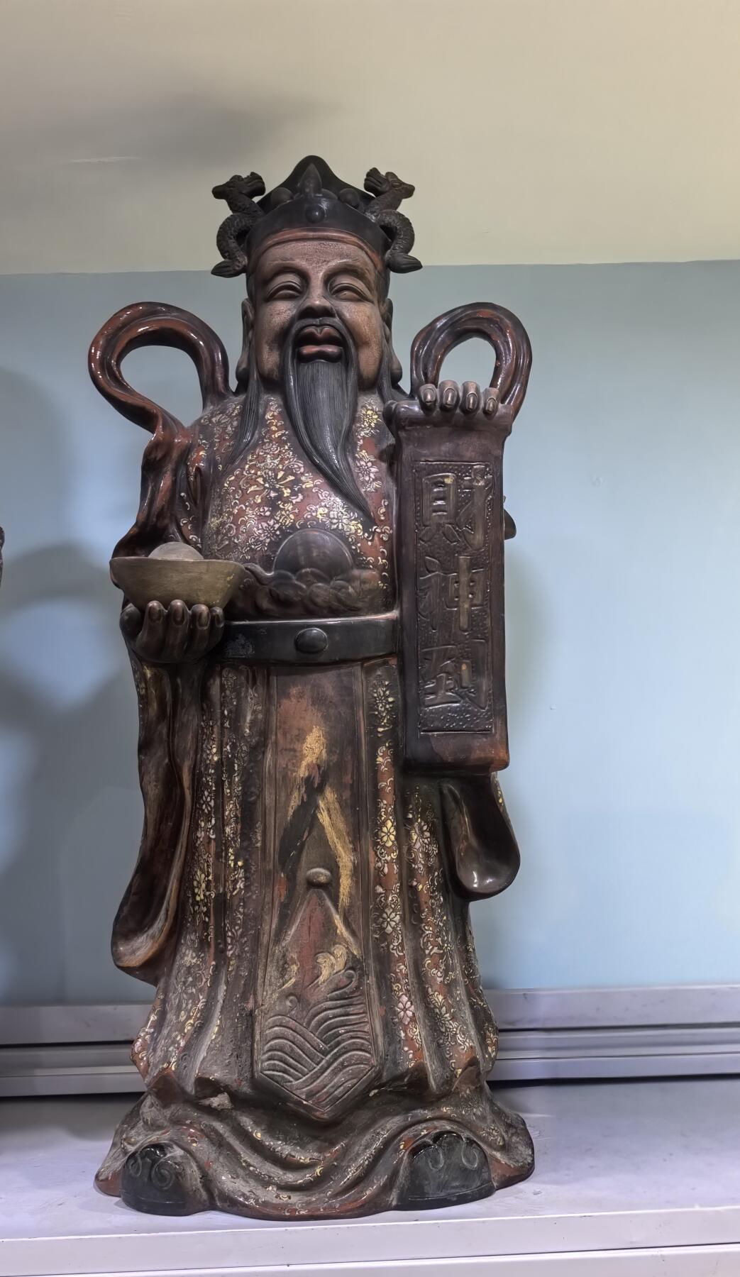 创汇时期，紫砂加彩财神爷摆件，财神爷执掌五方财源，八面聚宝，凡门楣有之，必家宅兴旺。‌高约90cm宽约37cm