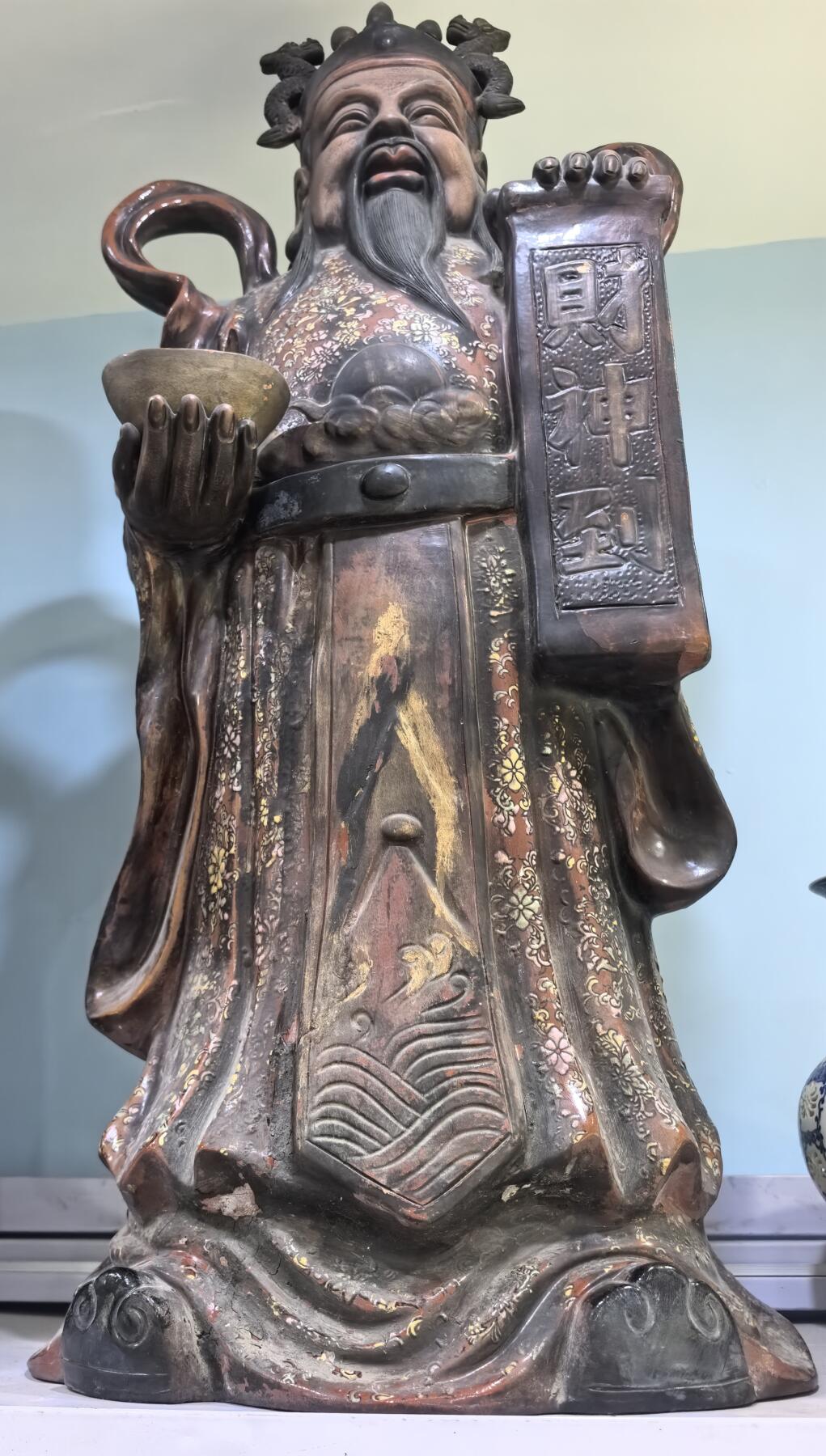 创汇时期，紫砂加彩财神爷摆件，财神爷执掌五方财源，八面聚宝，凡门楣有之，必家宅兴旺。‌高约90cm宽约37cm