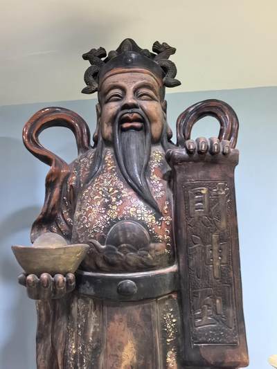 创汇时期，紫砂加彩财神爷摆件，财神爷执掌五方财源，八面聚宝，凡门楣有之，必家宅兴旺。‌高约90cm宽约37cm