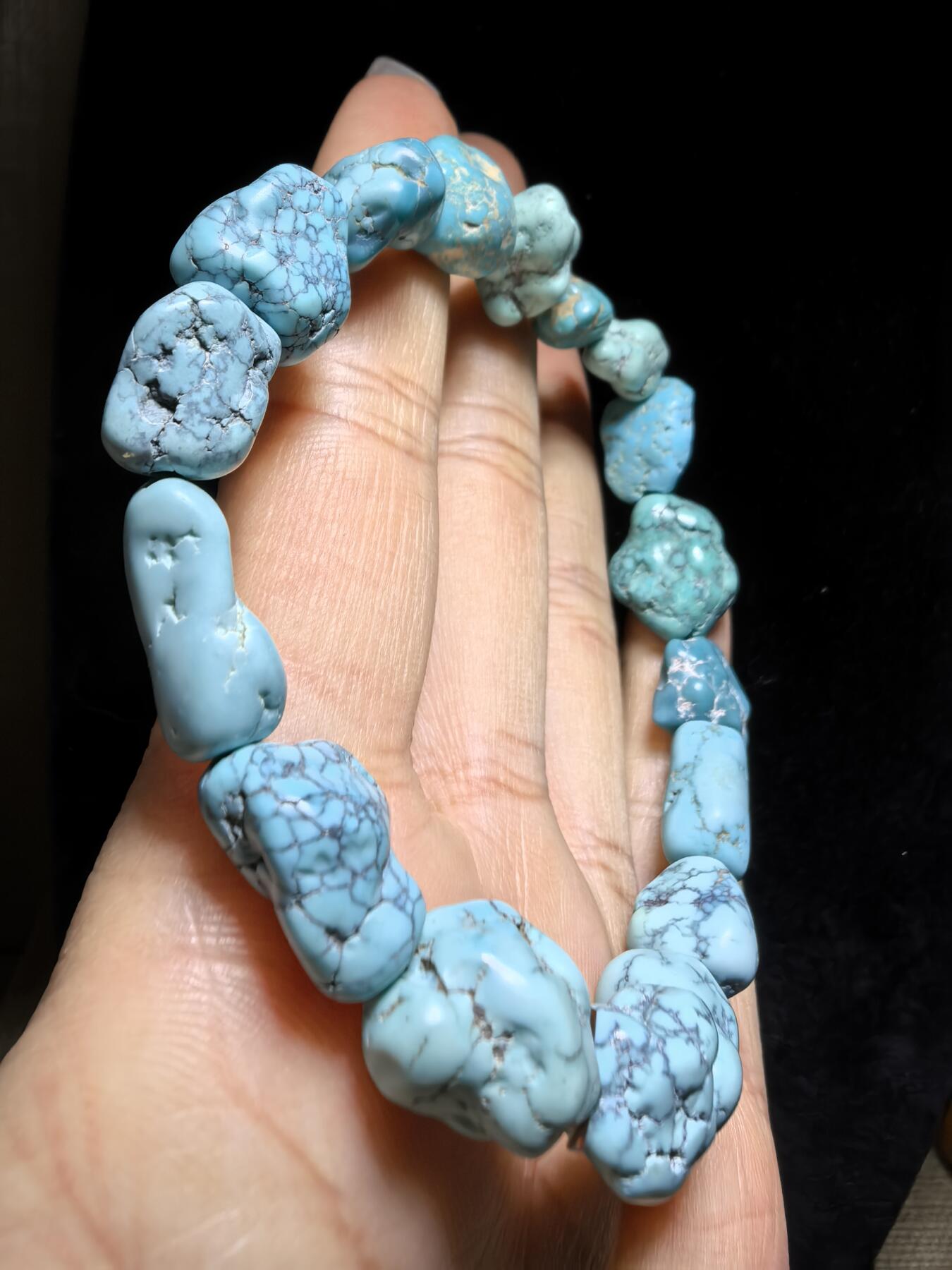 纯天然原矿绿松石随型手串男女款，高瓷，手捻清脆，可见天然铁线撞击坑等，佩戴随时间逐渐变色，无优化。尺寸：1.6cm＊1.3cm-1.2cm*1.1cm克重：25.2g