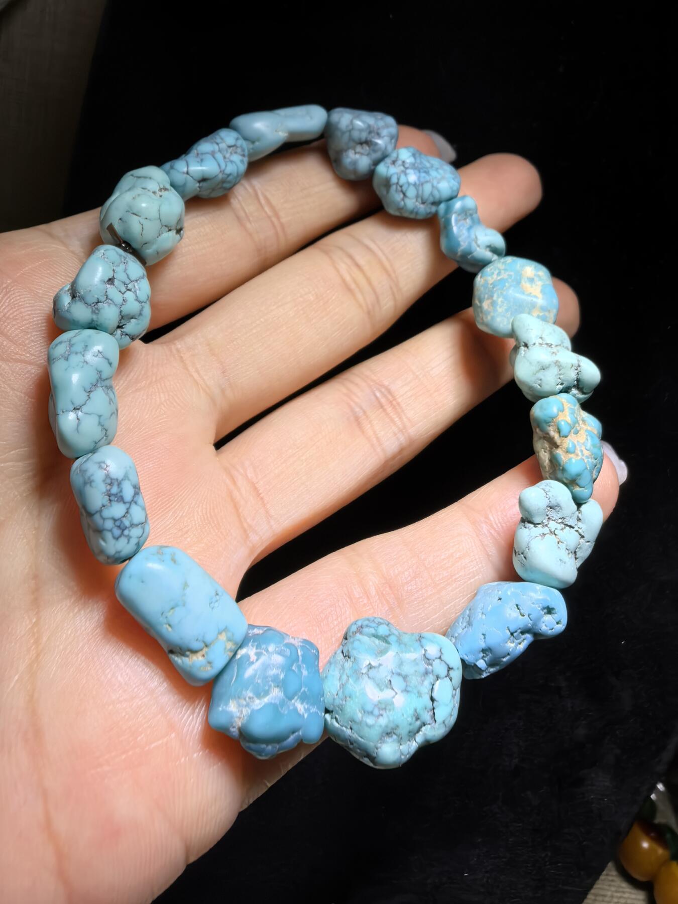 纯天然原矿绿松石随型手串男女款，高瓷，手捻清脆，可见天然铁线撞击坑等，佩戴随时间逐渐变色，无优化。尺寸：1.6cm＊1.3cm-1.2cm*1.1cm克重：25.2g