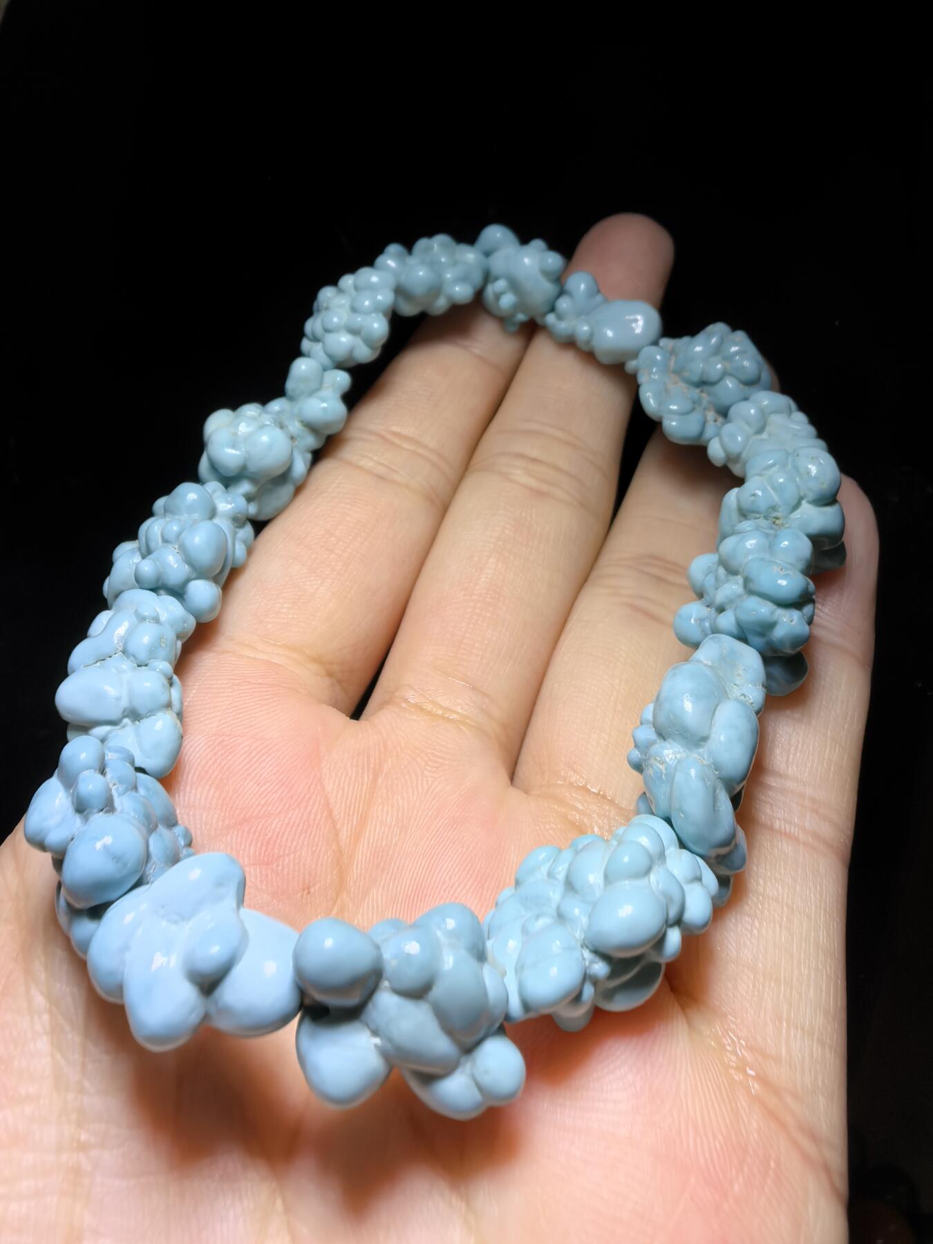 毕业级纯天然原矿玉化瓷釉级高瓷蓝随型松石手串男款，颗颗精选玉化，无优化，非通货，几乎零铁线，高端大气，不规则。仅此一条。尺寸：2.1cm*1.5cm-1.5cm*1.1cm克重：31g