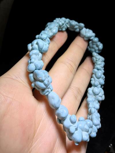 毕业级纯天然原矿玉化瓷釉级高瓷蓝随型松石手串男款，颗颗精选玉化，无优化，非通货，几乎零铁线，高端大气，不规则。仅此一条。尺寸：2.1cm*1.5cm-1.5cm*1.1cm克重：31g