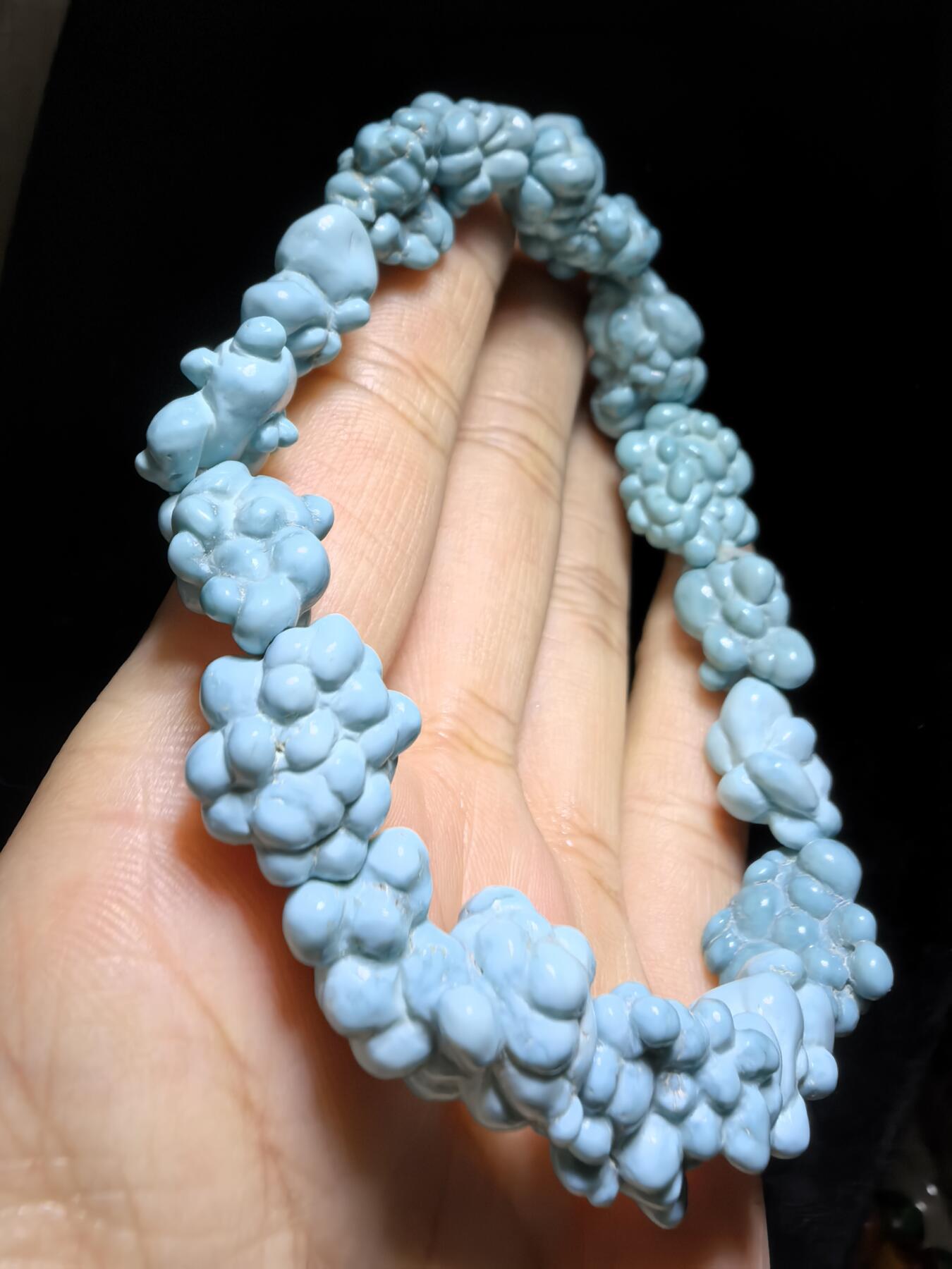 毕业级纯天然原矿玉化瓷釉级高瓷蓝随型松石手串男款，颗颗精选玉化，无优化，非通货，几乎零铁线，高端大气，不规则。仅此一条。尺寸：2.1cm*1.5cm-1.5cm*1.1cm克重：31g