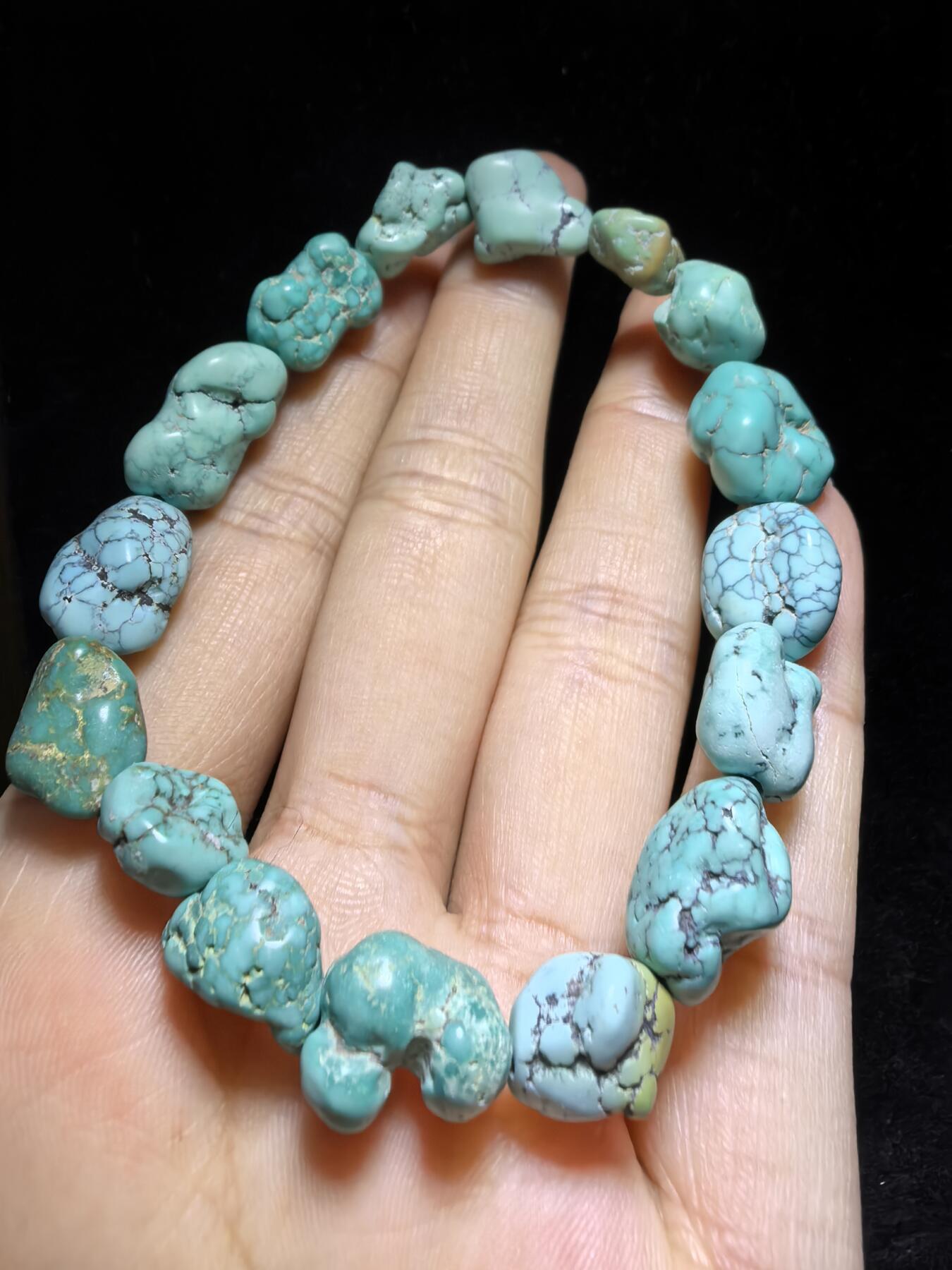 纯天然原矿随型绿松石男女款手串，大小不规则，无优化，可见天然铁线撞击坑等，手捻清脆，可随佩戴时间逐渐变色。尺寸：1.7cm＊1.0cm-1.1cm*0.8cm克重：21.4g