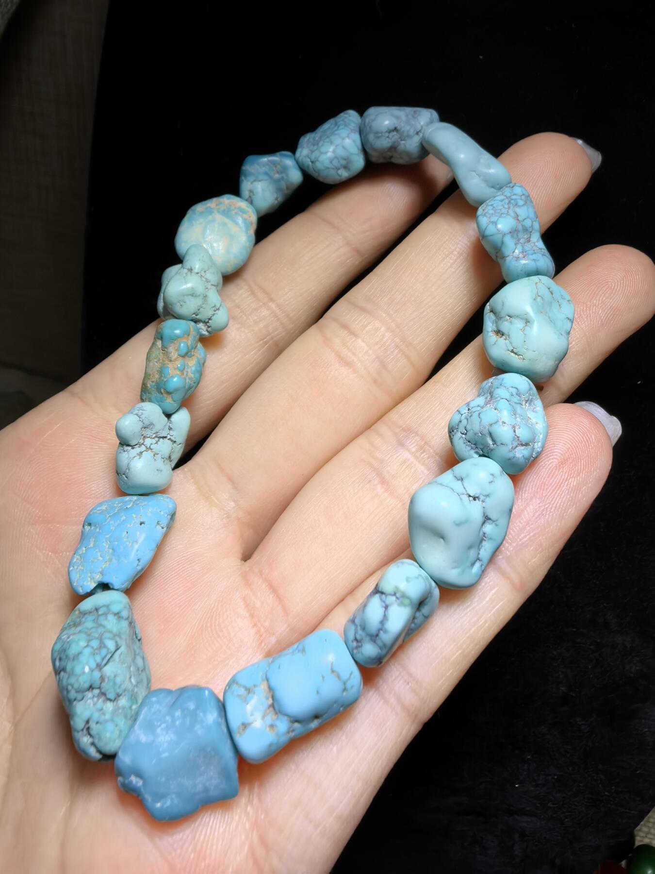 纯天然原矿绿松石随型手串男女款，高瓷，手捻清脆，可见天然铁线撞击坑等，佩戴随时间逐渐变色，无优化。尺寸：1.6cm＊1.3cm-1.2cm*1.1cm克重：25.2g