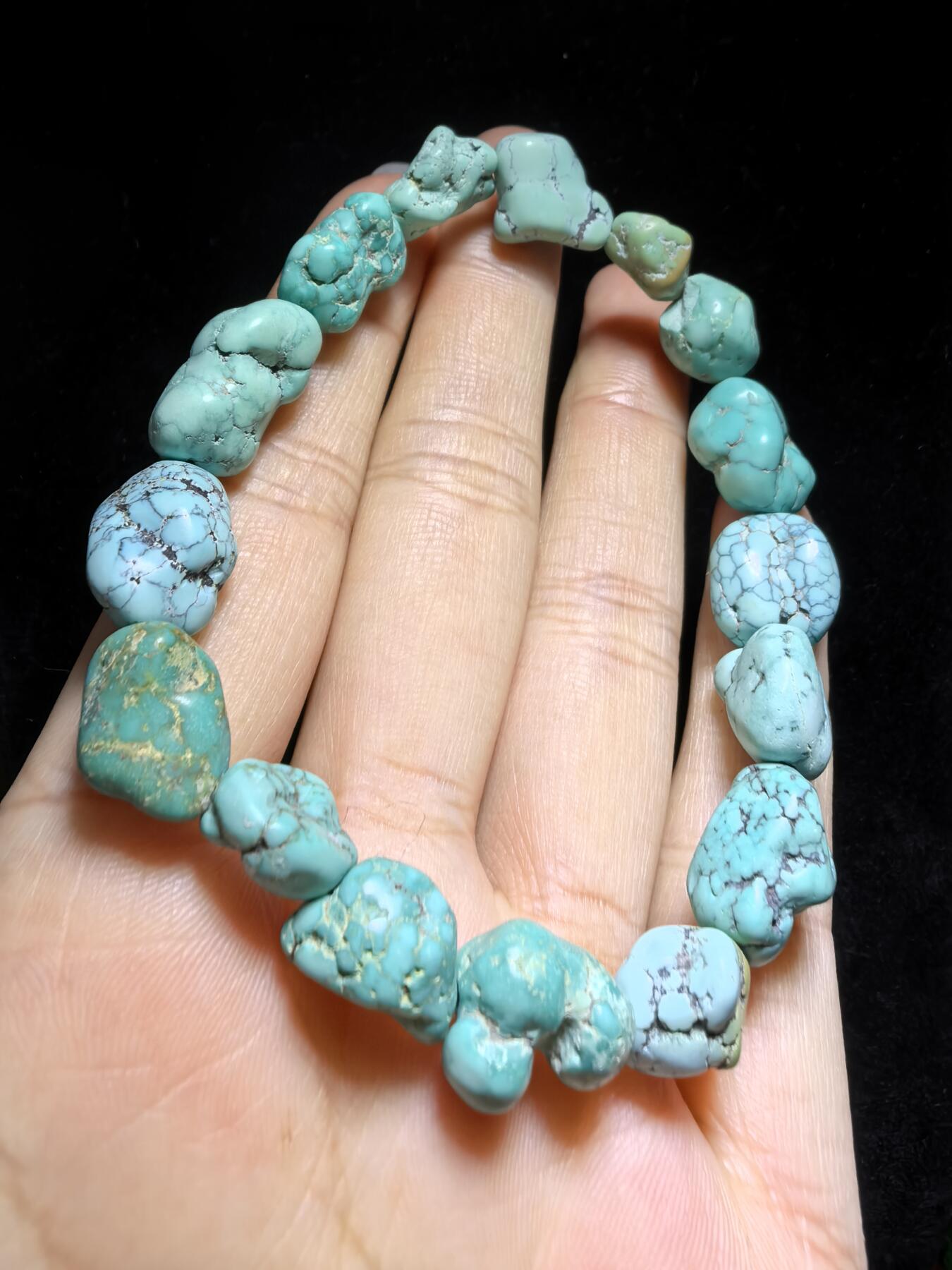 纯天然原矿随型绿松石男女款手串，大小不规则，无优化，可见天然铁线撞击坑等，手捻清脆，可随佩戴时间逐渐变色。尺寸：1.7cm＊1.0cm-1.1cm*0.8cm克重：21.4g