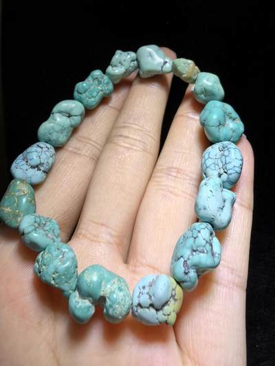 纯天然原矿随型绿松石男女款手串，大小不规则，无优化，可见天然铁线撞击坑等，手捻清脆，可随佩戴时间逐渐变色。尺寸：1.7cm＊1.0cm-1.1cm*0.8cm克重：21.4g