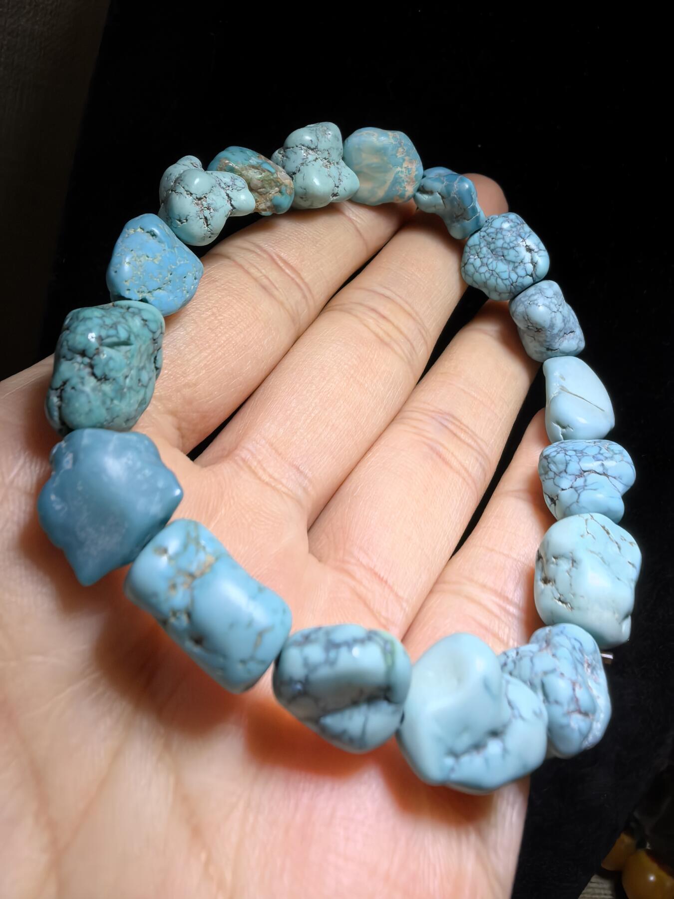 纯天然原矿绿松石随型手串男女款，高瓷，手捻清脆，可见天然铁线撞击坑等，佩戴随时间逐渐变色，无优化。尺寸：1.6cm＊1.3cm-1.2cm*1.1cm克重：25.2g