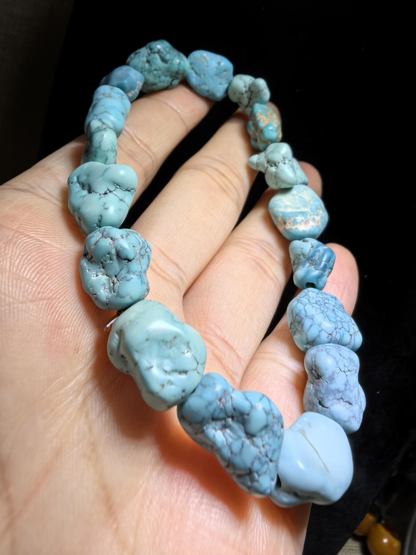 纯天然原矿绿松石随型手串男女款，高瓷，手捻清脆，可见天然铁线撞击坑等，佩戴随时间逐渐变色，无优化。尺寸：1.6cm＊1.3cm-1.2cm*1.1cm克重：25.2g