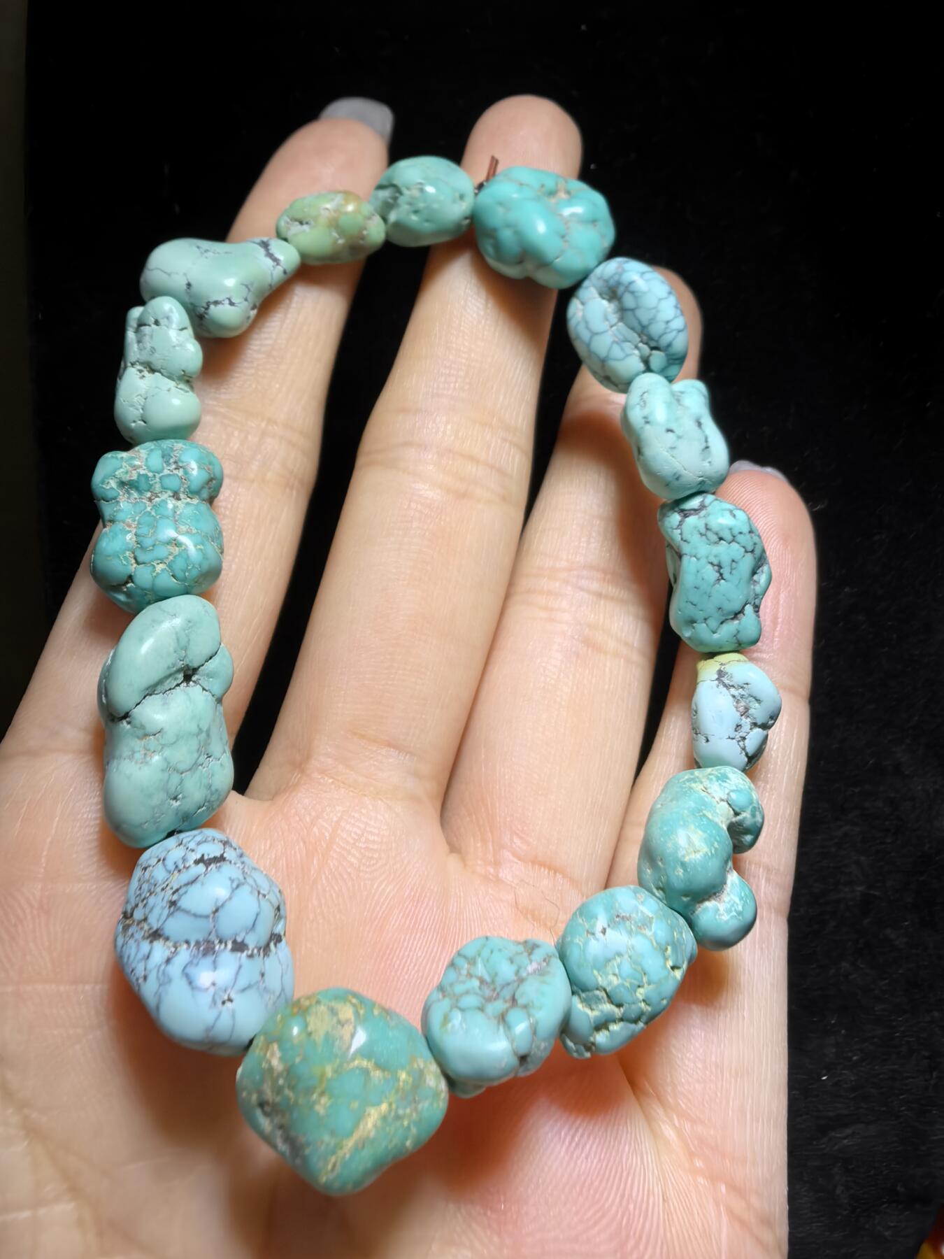 纯天然原矿随型绿松石男女款手串，大小不规则，无优化，可见天然铁线撞击坑等，手捻清脆，可随佩戴时间逐渐变色。尺寸：1.7cm＊1.0cm-1.1cm*0.8cm克重：21.4g