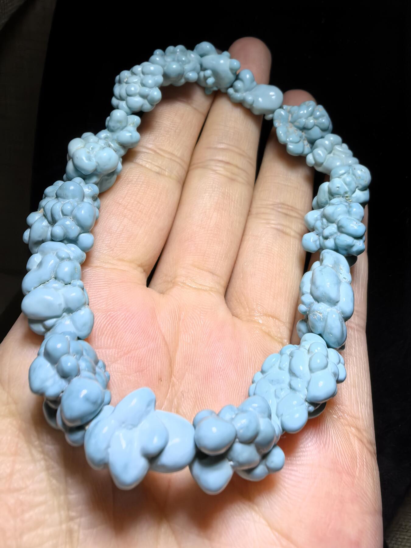 毕业级纯天然原矿玉化瓷釉级高瓷蓝随型松石手串男款，颗颗精选玉化，无优化，非通货，几乎零铁线，高端大气，不规则。仅此一条。尺寸：2.1cm*1.5cm-1.5cm*1.1cm克重：31g