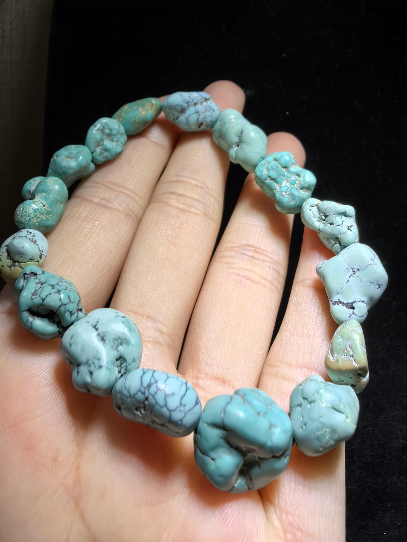 纯天然原矿随型绿松石男女款手串，大小不规则，无优化，可见天然铁线撞击坑等，手捻清脆，可随佩戴时间逐渐变色。尺寸：1.7cm＊1.0cm-1.1cm*0.8cm克重：21.4g