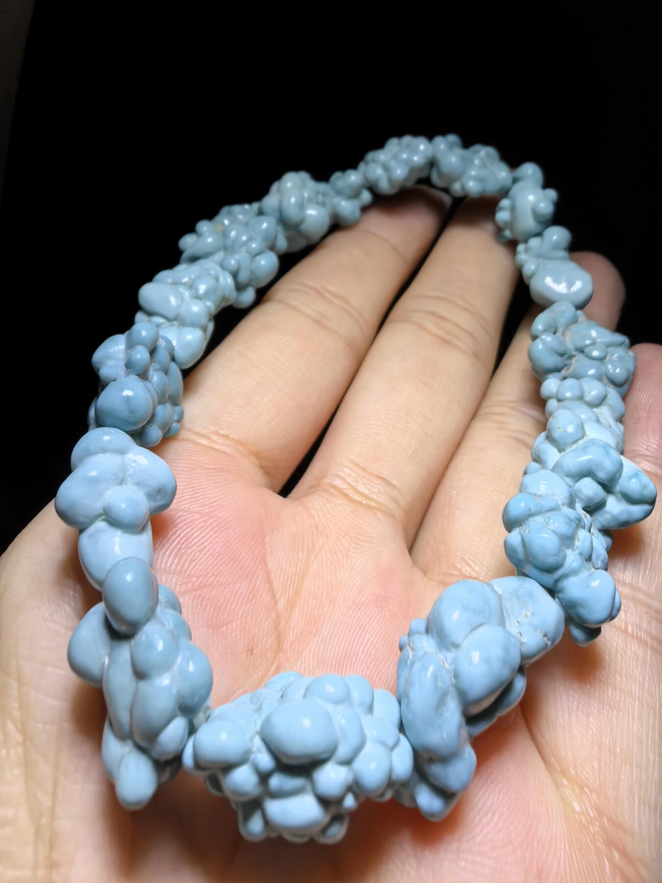 毕业级纯天然原矿玉化瓷釉级高瓷蓝随型松石手串男款，颗颗精选玉化，无优化，非通货，几乎零铁线，高端大气，不规则。仅此一条。尺寸：2.1cm*1.5cm-1.5cm*1.1cm克重：31g