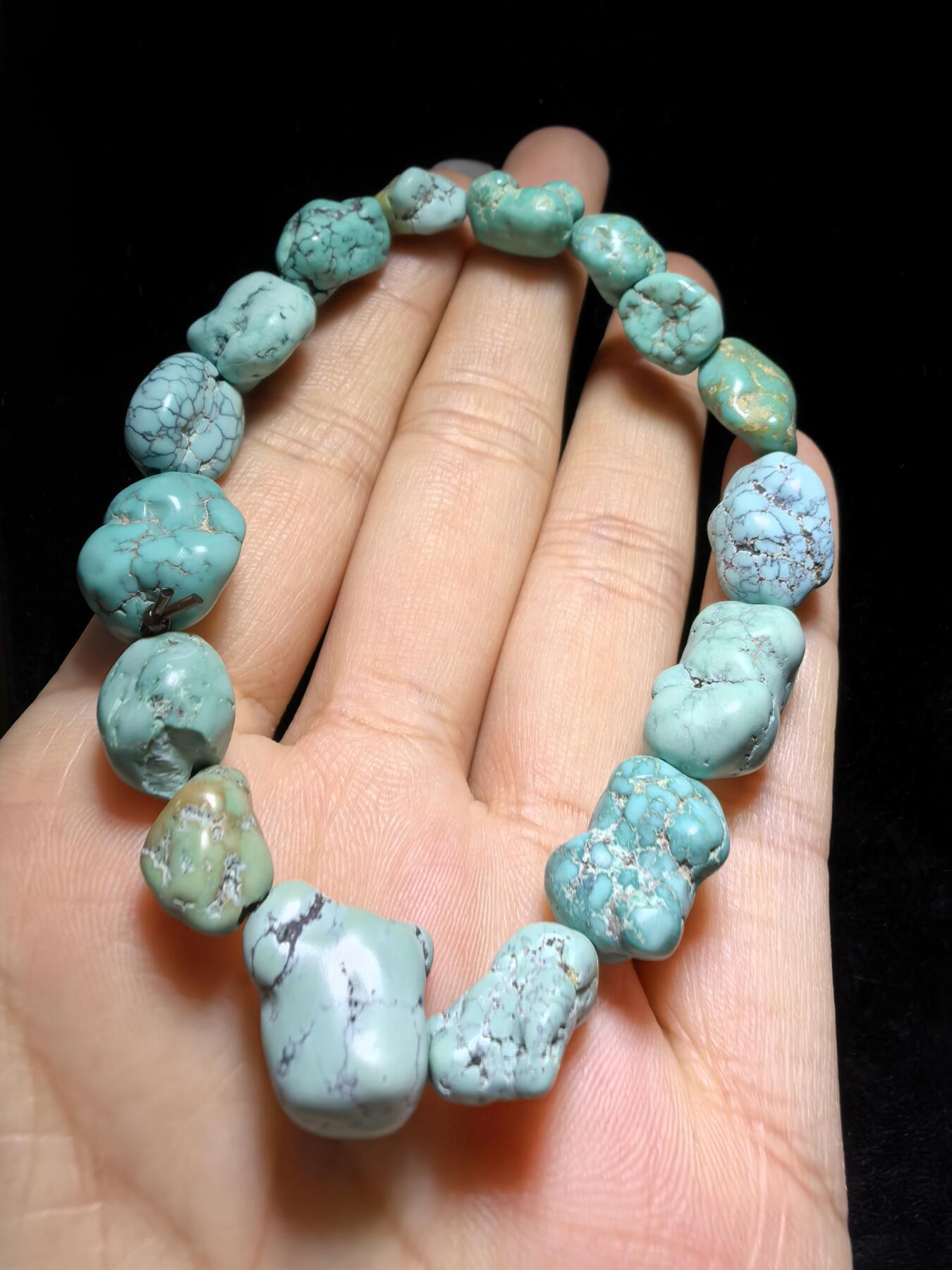 纯天然原矿随型绿松石男女款手串，大小不规则，无优化，可见天然铁线撞击坑等，手捻清脆，可随佩戴时间逐渐变色。尺寸：1.7cm＊1.0cm-1.1cm*0.8cm克重：21.4g