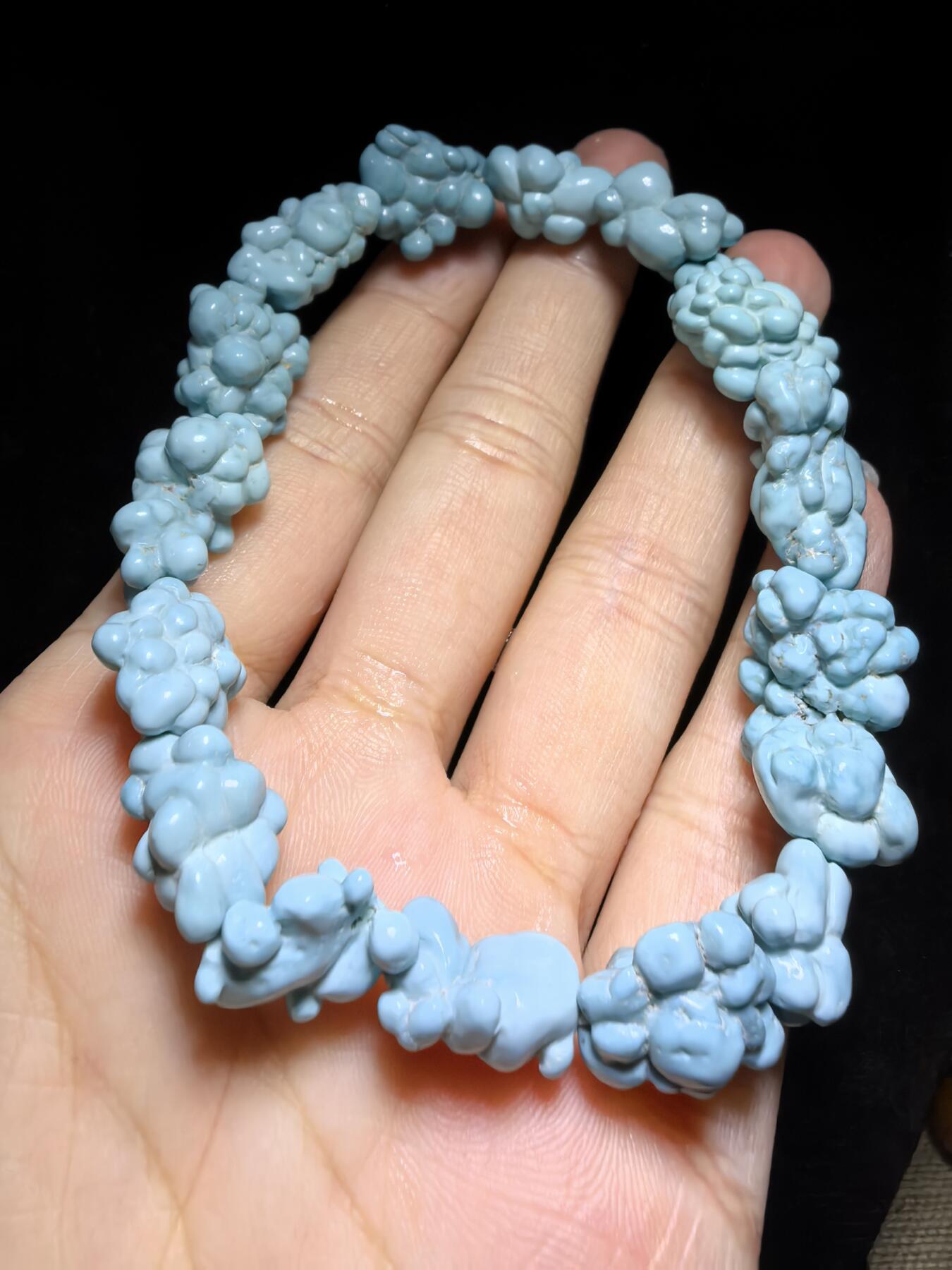 毕业级纯天然原矿玉化瓷釉级高瓷蓝随型松石手串男款，颗颗精选玉化，无优化，非通货，几乎零铁线，高端大气，不规则。仅此一条。尺寸：2.1cm*1.5cm-1.5cm*1.1cm克重：31g