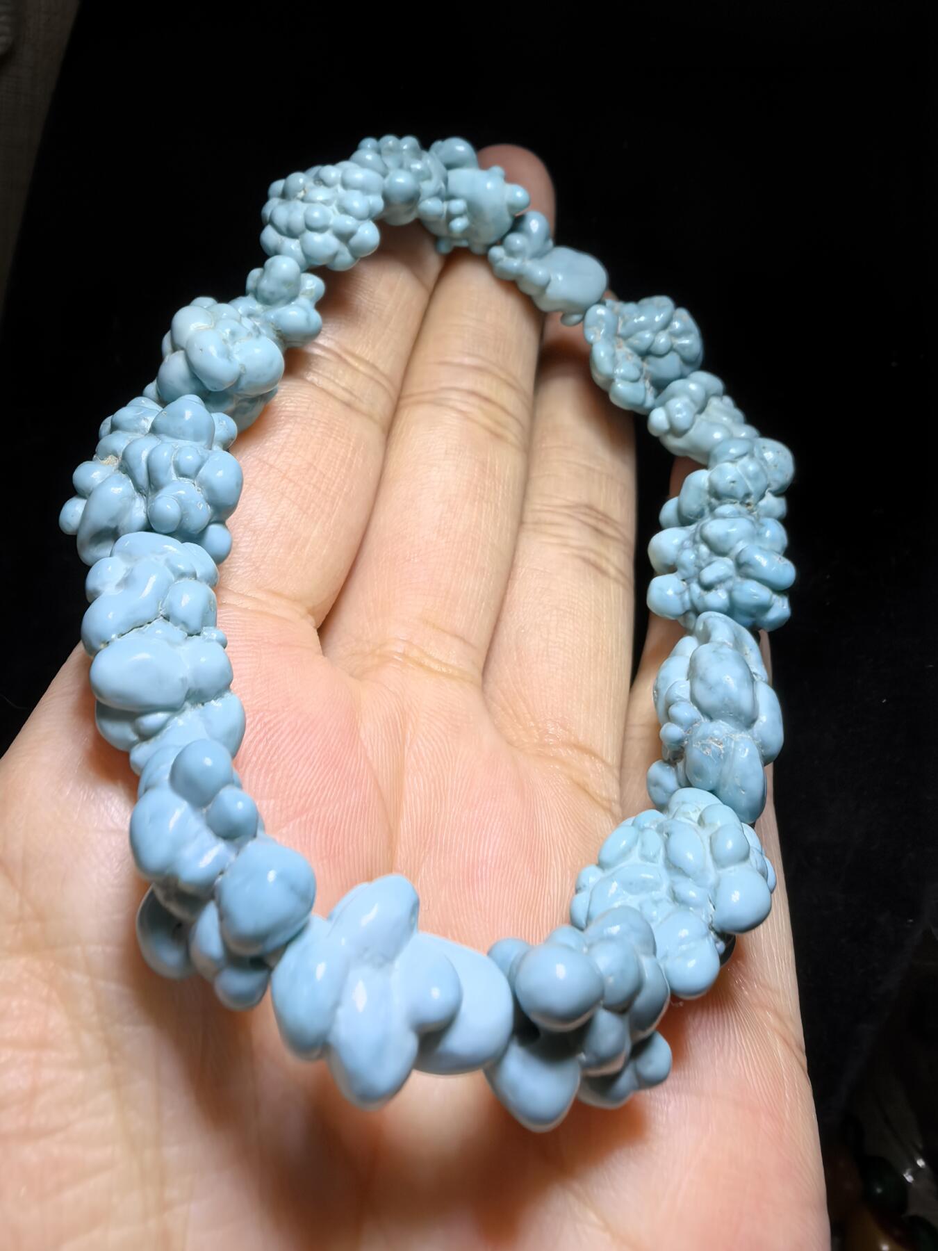 毕业级纯天然原矿玉化瓷釉级高瓷蓝随型松石手串男款，颗颗精选玉化，无优化，非通货，几乎零铁线，高端大气，不规则。仅此一条。尺寸：2.1cm*1.5cm-1.5cm*1.1cm克重：31g