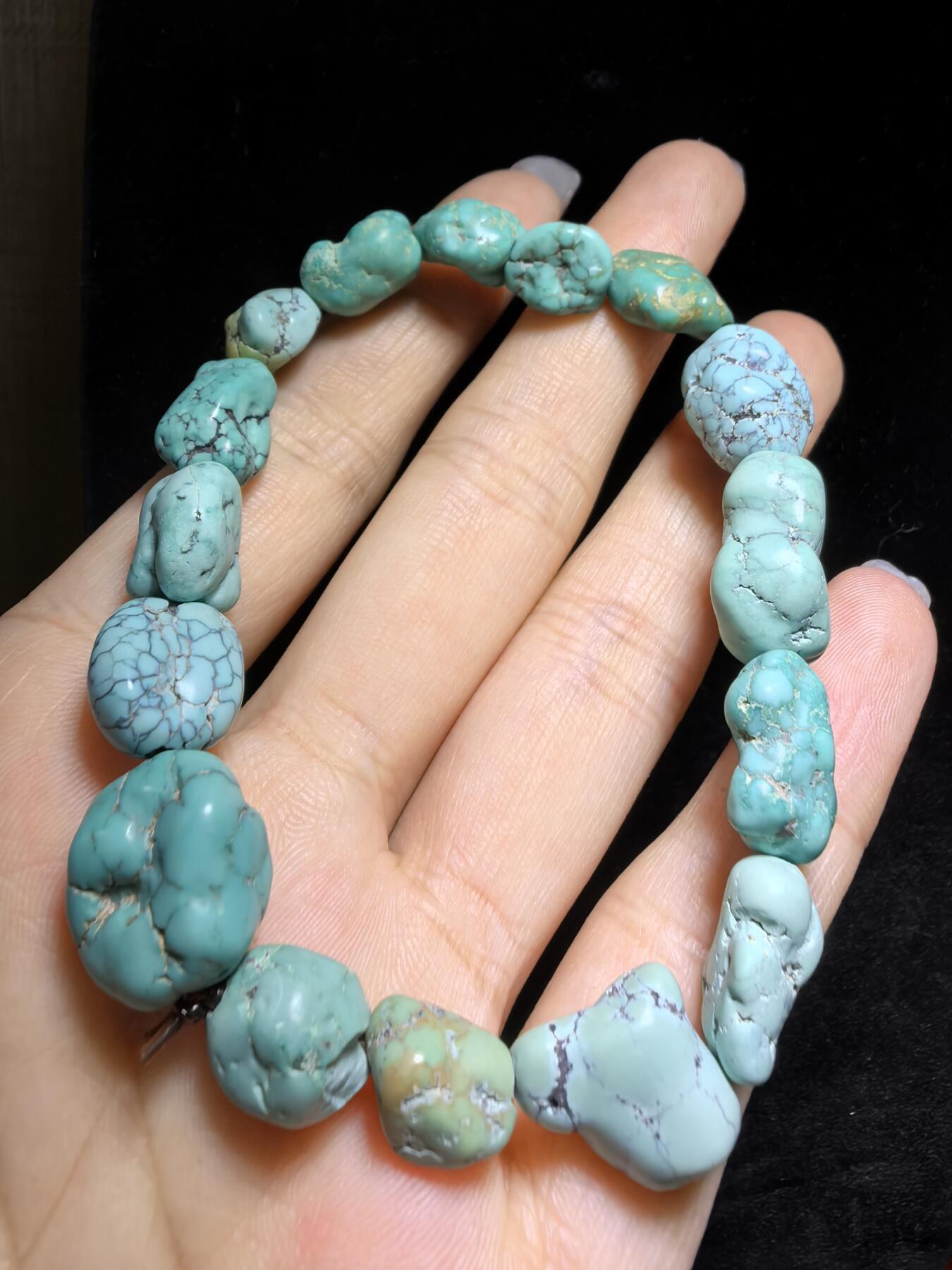 纯天然原矿随型绿松石男女款手串，大小不规则，无优化，可见天然铁线撞击坑等，手捻清脆，可随佩戴时间逐渐变色。尺寸：1.7cm＊1.0cm-1.1cm*0.8cm克重：21.4g
