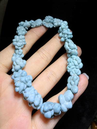 毕业级纯天然原矿玉化瓷釉级高瓷蓝随型松石手串男款，颗颗精选玉化，无优化，非通货，几乎零铁线，高端大气，不规则。仅此一条。尺寸：2.1cm*1.5cm-1.5cm*1.1cm克重：31g