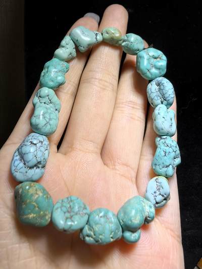 纯天然原矿随型绿松石男女款手串，大小不规则，无优化，可见天然铁线撞击坑等，手捻清脆，可随佩戴时间逐渐变色。尺寸：1.7cm＊1.0cm-1.1cm*0.8cm克重：21.4g