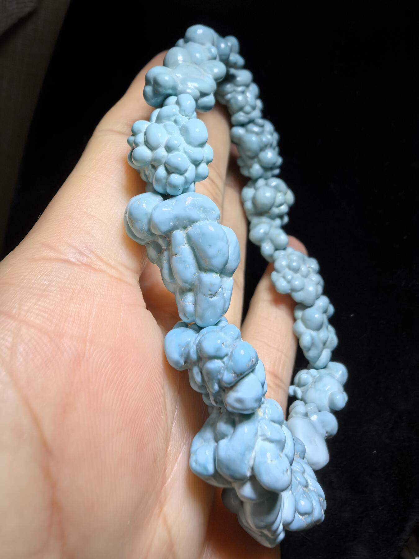 毕业级纯天然原矿玉化瓷釉级高瓷蓝随型松石手串男款，颗颗精选玉化，无优化，非通货，几乎零铁线，高端大气，不规则。仅此一条。尺寸：2.1cm*1.5cm-1.5cm*1.1cm克重：31g