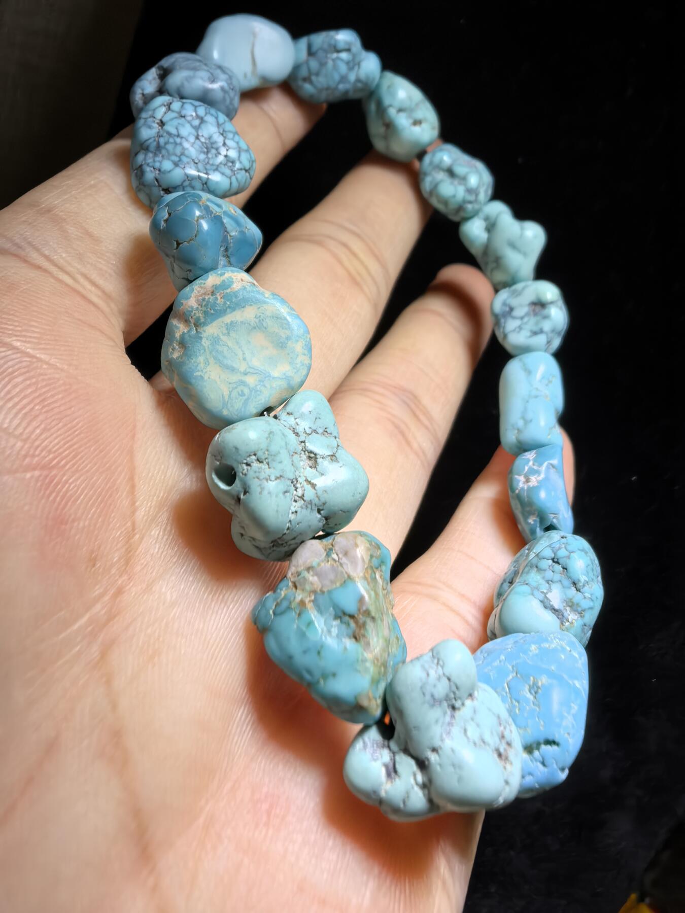 纯天然原矿绿松石随型手串男女款，高瓷，手捻清脆，可见天然铁线撞击坑等，佩戴随时间逐渐变色，无优化。尺寸：1.6cm＊1.3cm-1.2cm*1.1cm克重：25.2g