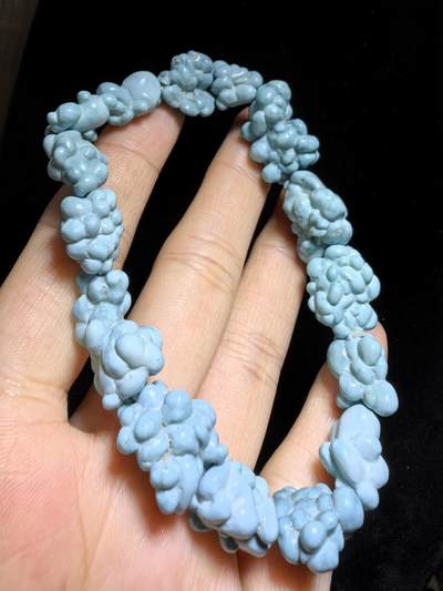 毕业级纯天然原矿玉化瓷釉级高瓷蓝随型松石手串男款，颗颗精选玉化，无优化，非通货，几乎零铁线，高端大气，不规则。仅此一条。尺寸：2.1cm*1.5cm-1.5cm*1.1cm克重：31g