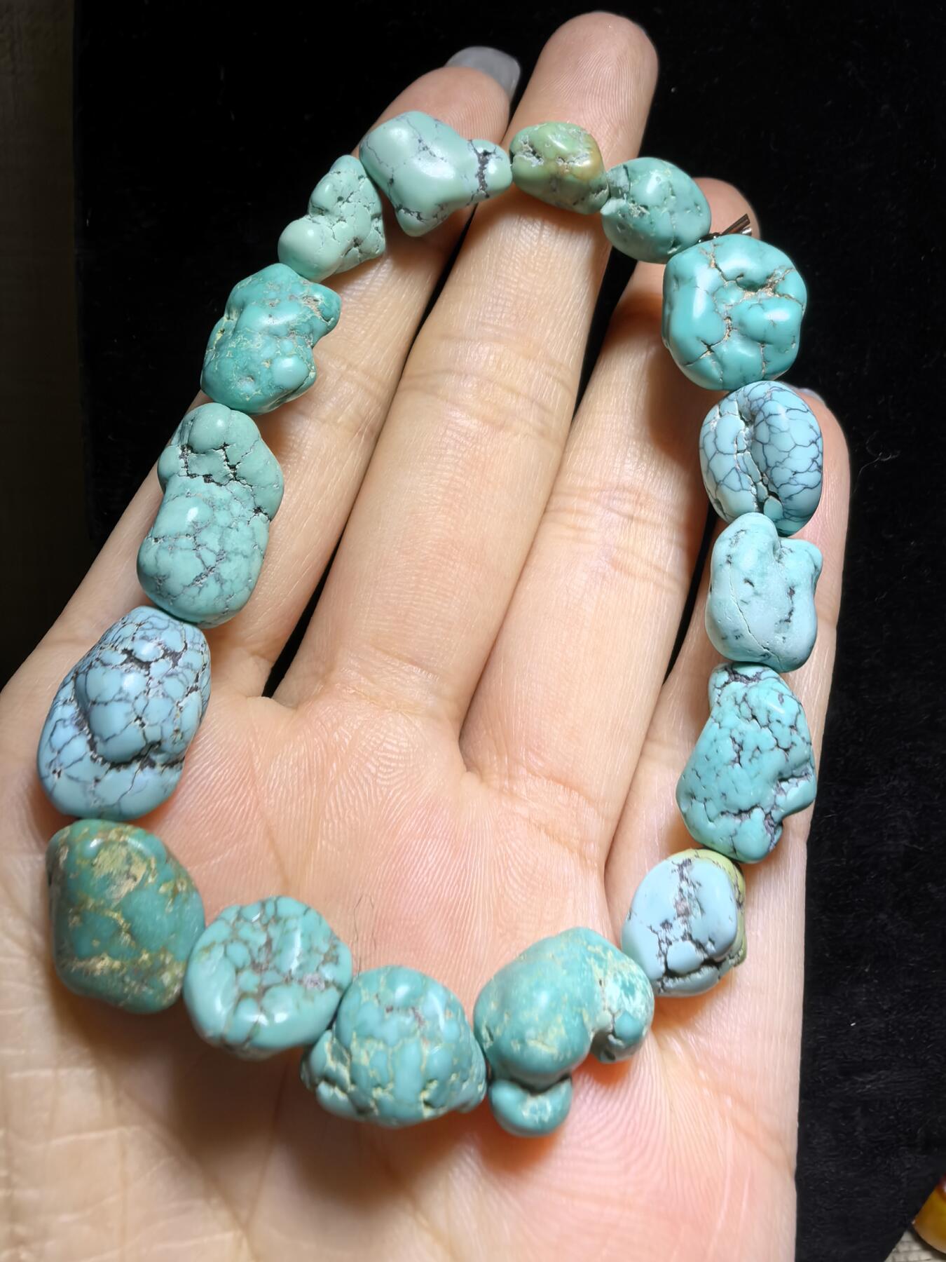 纯天然原矿随型绿松石男女款手串，大小不规则，无优化，可见天然铁线撞击坑等，手捻清脆，可随佩戴时间逐渐变色。尺寸：1.7cm＊1.0cm-1.1cm*0.8cm克重：21.4g