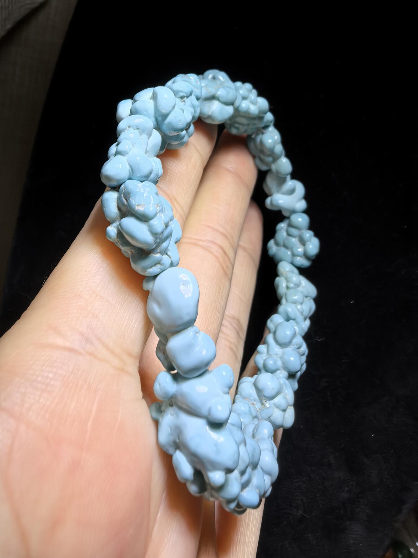 毕业级纯天然原矿玉化瓷釉级高瓷蓝随型松石手串男款，颗颗精选玉化，无优化，非通货，几乎零铁线，高端大气，不规则。仅此一条。尺寸：2.1cm*1.5cm-1.5cm*1.1cm克重：31g