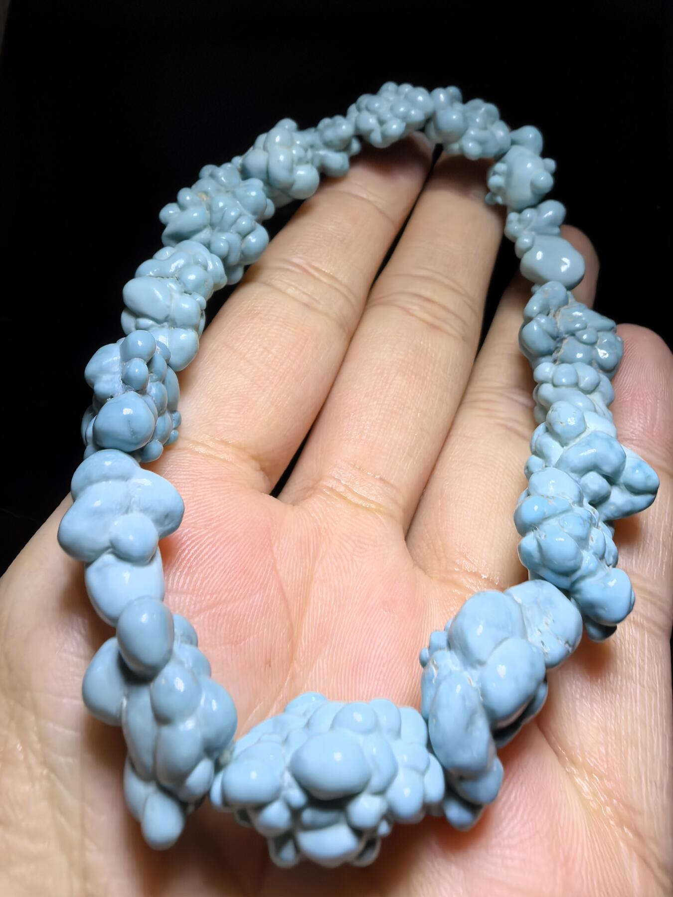 毕业级纯天然原矿玉化瓷釉级高瓷蓝随型松石手串男款，颗颗精选玉化，无优化，非通货，几乎零铁线，高端大气，不规则。仅此一条。尺寸：2.1cm*1.5cm-1.5cm*1.1cm克重：31g