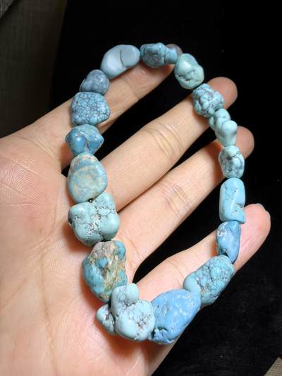 纯天然原矿绿松石随型手串男女款，高瓷，手捻清脆，可见天然铁线撞击坑等，佩戴随时间逐渐变色，无优化。尺寸：1.6cm＊1.3cm-1.2cm*1.1cm克重：25.2g