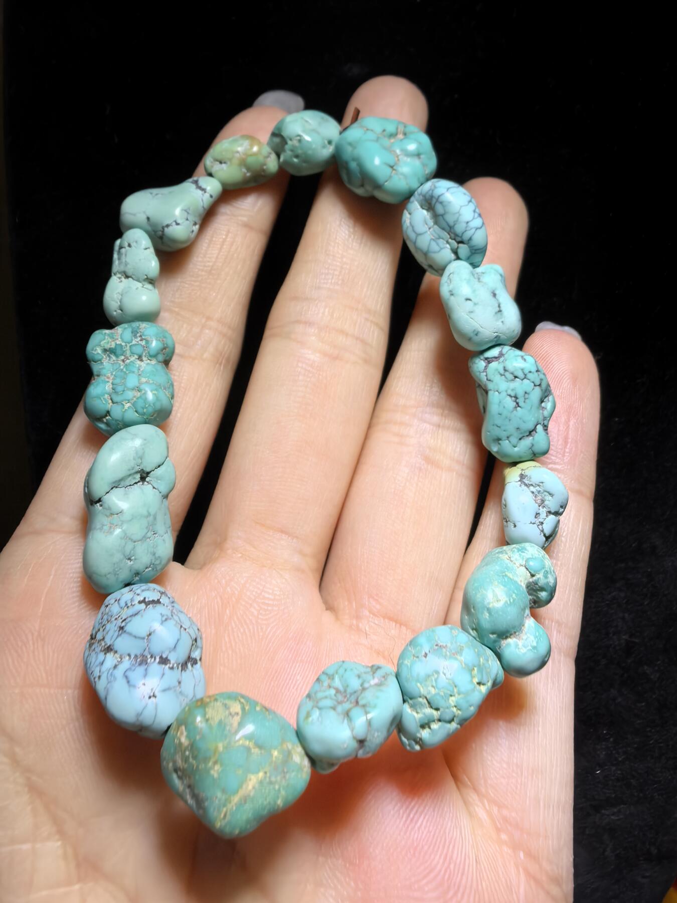纯天然原矿随型绿松石男女款手串，大小不规则，无优化，可见天然铁线撞击坑等，手捻清脆，可随佩戴时间逐渐变色。尺寸：1.7cm＊1.0cm-1.1cm*0.8cm克重：21.4g