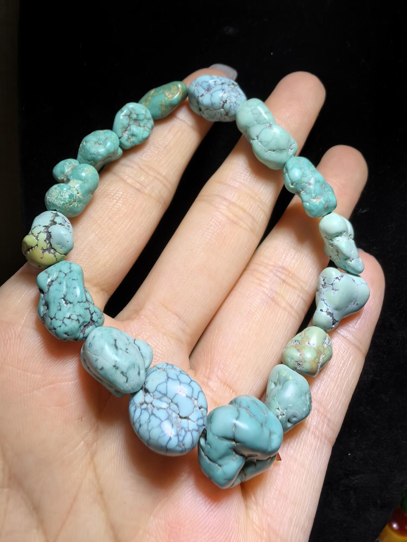 纯天然原矿随型绿松石男女款手串，大小不规则，无优化，可见天然铁线撞击坑等，手捻清脆，可随佩戴时间逐渐变色。尺寸：1.7cm＊1.0cm-1.1cm*0.8cm克重：21.4g