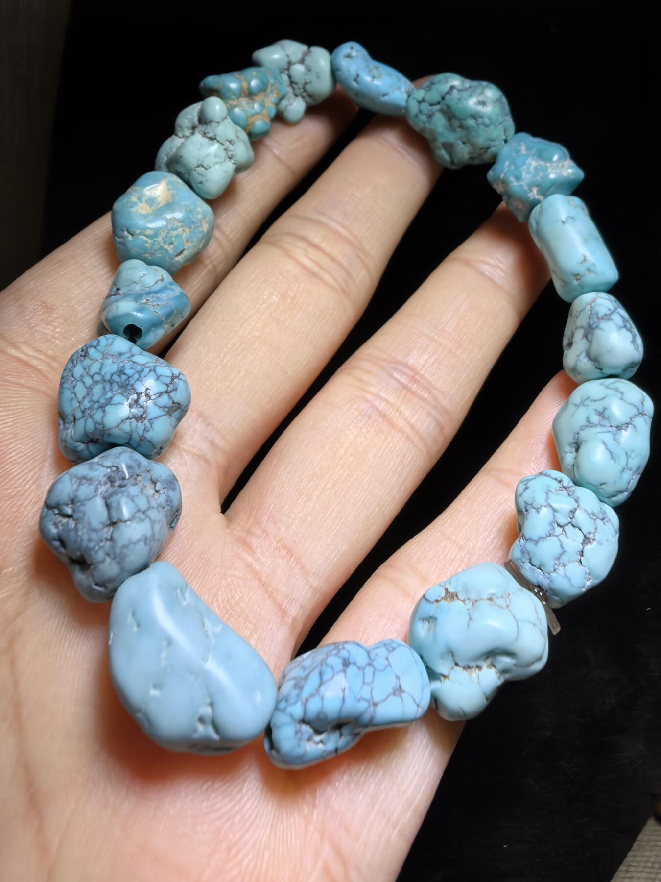 纯天然原矿绿松石随型手串男女款，高瓷，手捻清脆，可见天然铁线撞击坑等，佩戴随时间逐渐变色，无优化。尺寸：1.6cm＊1.3cm-1.2cm*1.1cm克重：25.2g