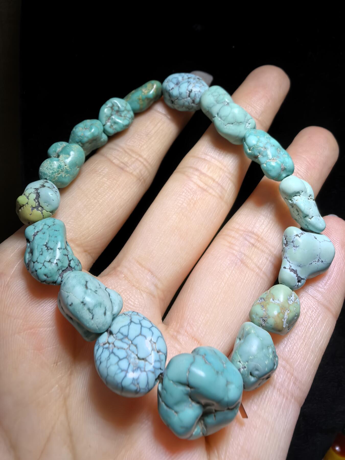 纯天然原矿随型绿松石男女款手串，大小不规则，无优化，可见天然铁线撞击坑等，手捻清脆，可随佩戴时间逐渐变色。尺寸：1.7cm＊1.0cm-1.1cm*0.8cm克重：21.4g