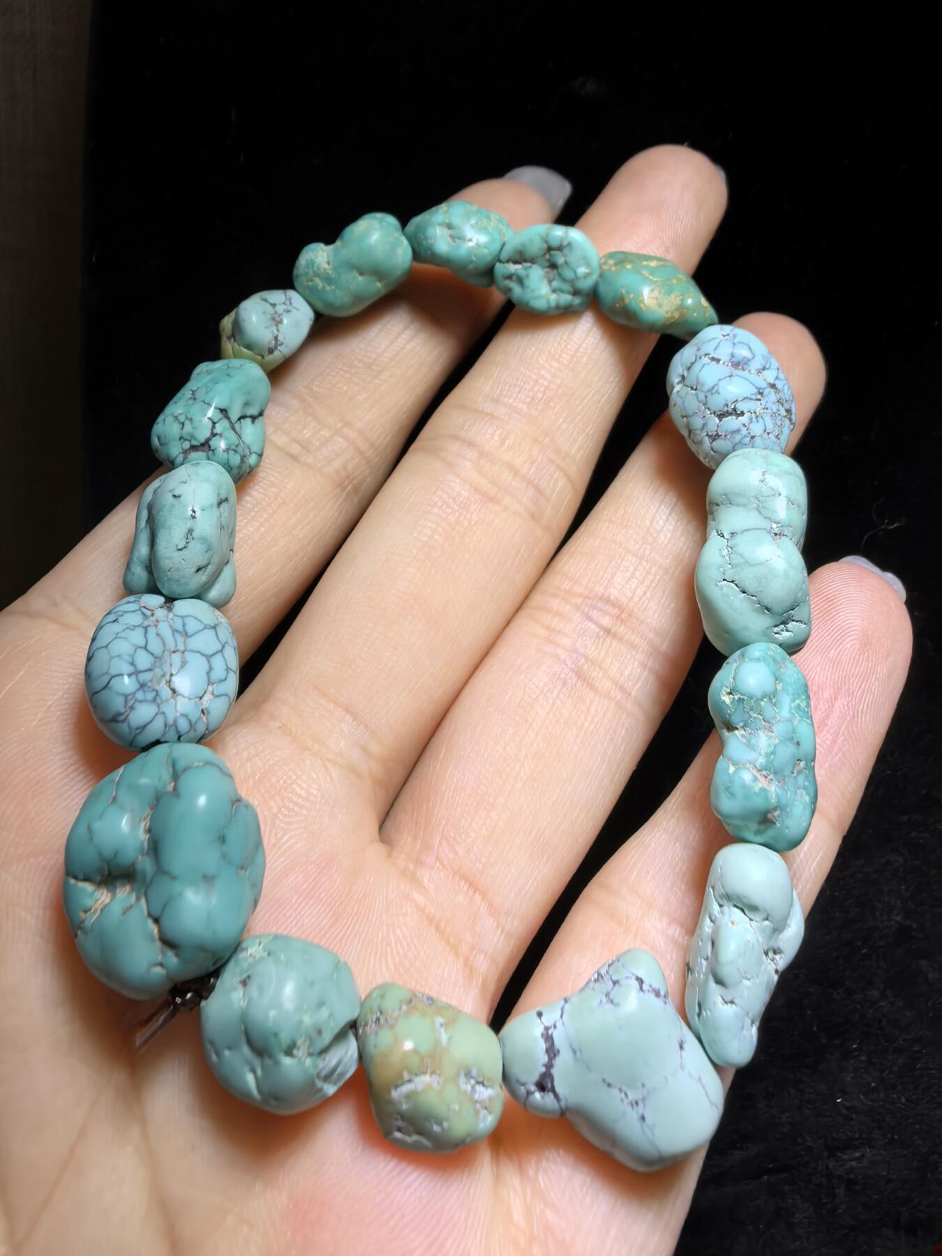 纯天然原矿随型绿松石男女款手串，大小不规则，无优化，可见天然铁线撞击坑等，手捻清脆，可随佩戴时间逐渐变色。尺寸：1.7cm＊1.0cm-1.1cm*0.8cm克重：21.4g