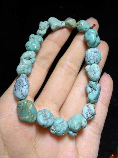 纯天然原矿随型绿松石男女款手串，大小不规则，无优化，可见天然铁线撞击坑等，手捻清脆，可随佩戴时间逐渐变色。尺寸：1.7cm＊1.0cm-1.1cm*0.8cm克重：21.4g
