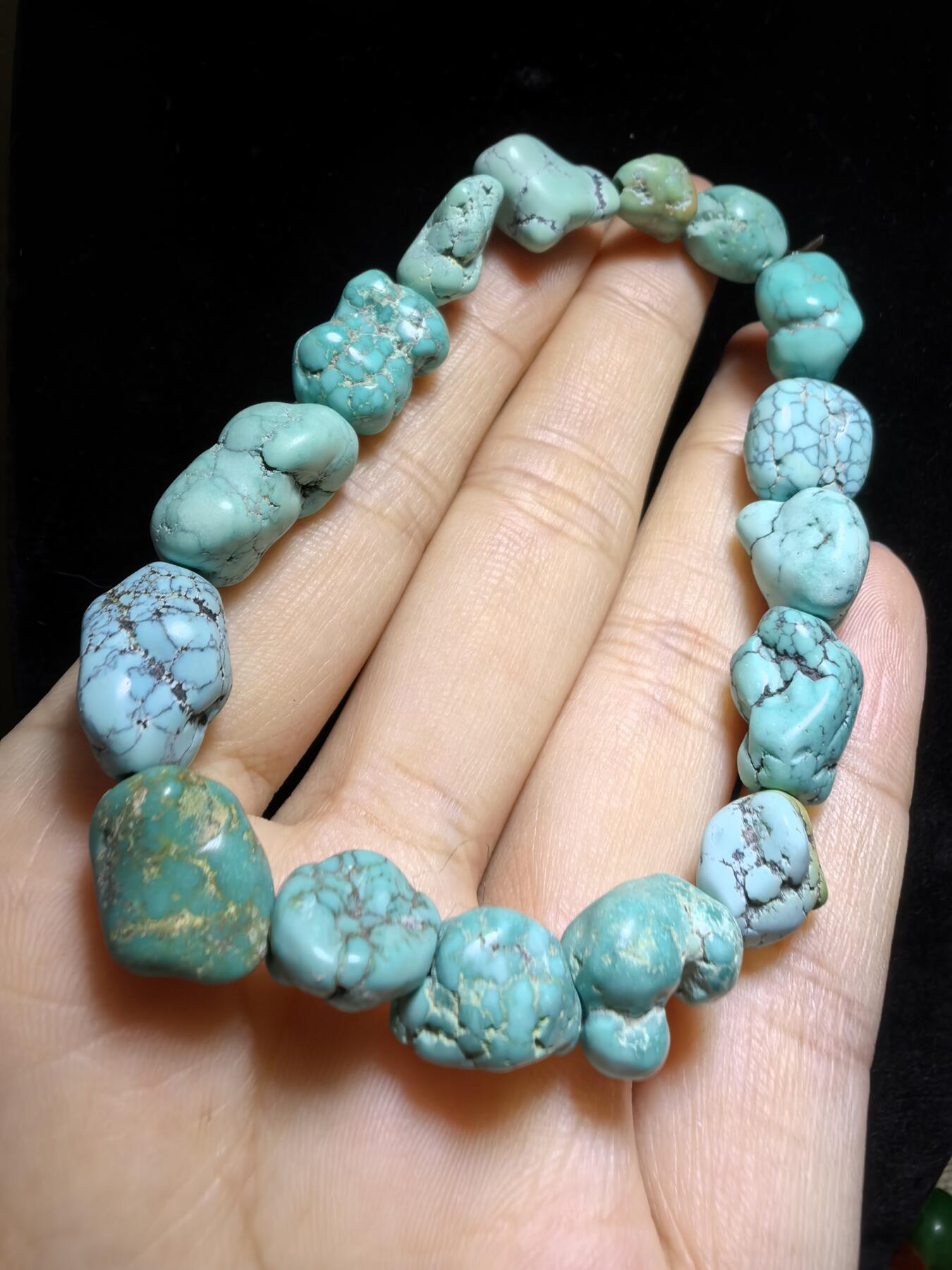 纯天然原矿随型绿松石男女款手串，大小不规则，无优化，可见天然铁线撞击坑等，手捻清脆，可随佩戴时间逐渐变色。尺寸：1.7cm＊1.0cm-1.1cm*0.8cm克重：21.4g