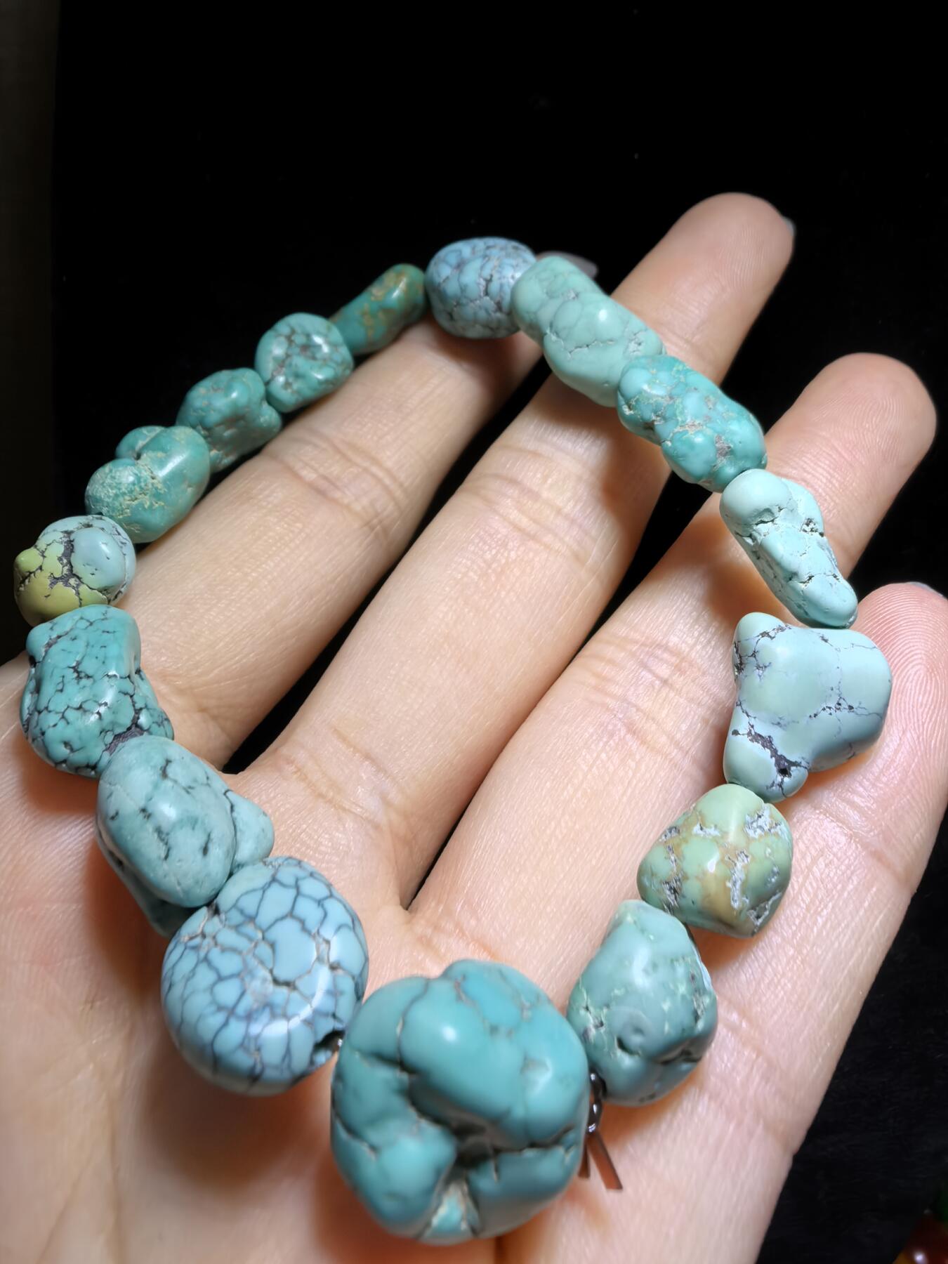 纯天然原矿随型绿松石男女款手串，大小不规则，无优化，可见天然铁线撞击坑等，手捻清脆，可随佩戴时间逐渐变色。尺寸：1.7cm＊1.0cm-1.1cm*0.8cm克重：21.4g